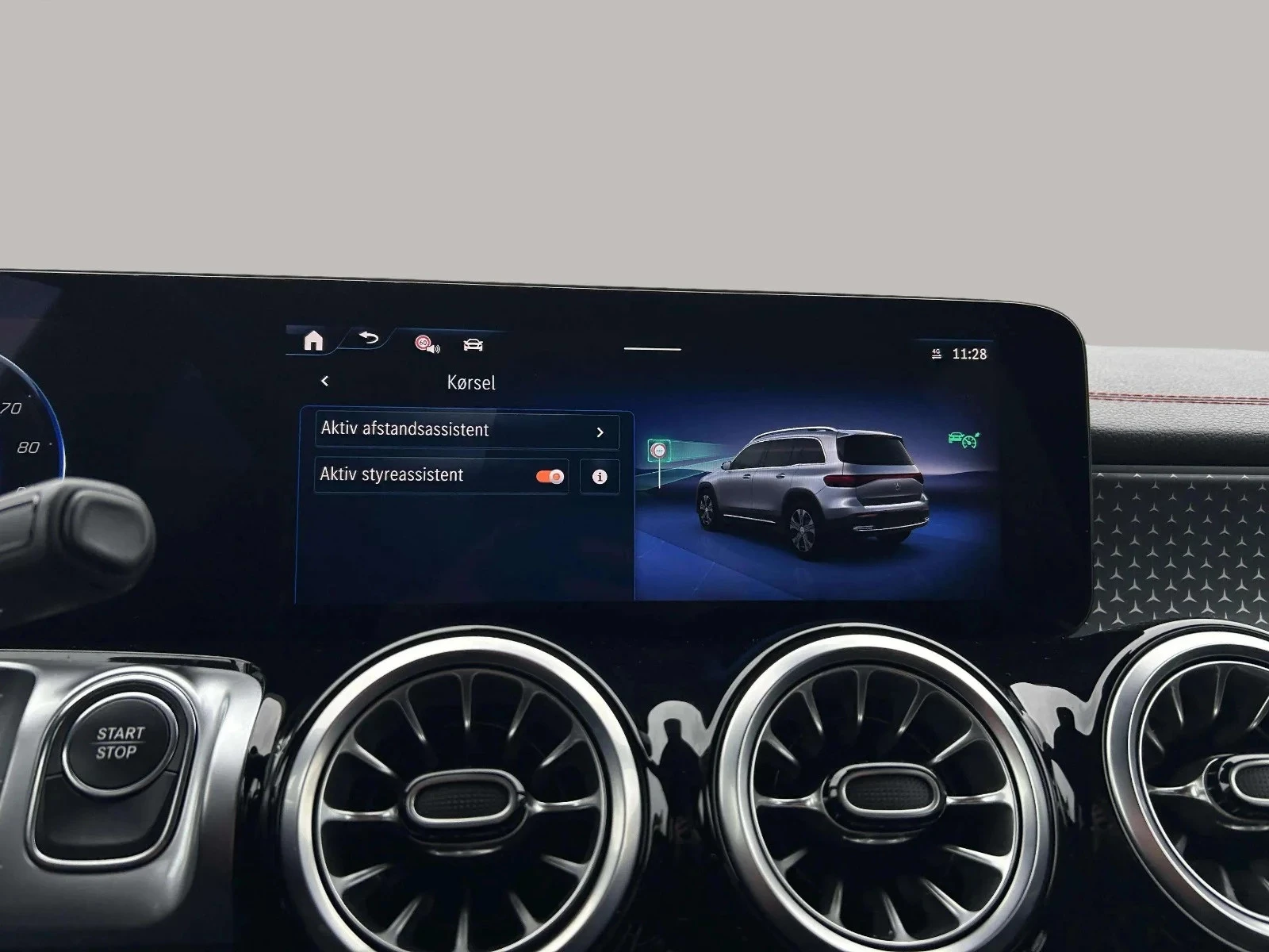 Mercedes-Benz-EQB-image-19