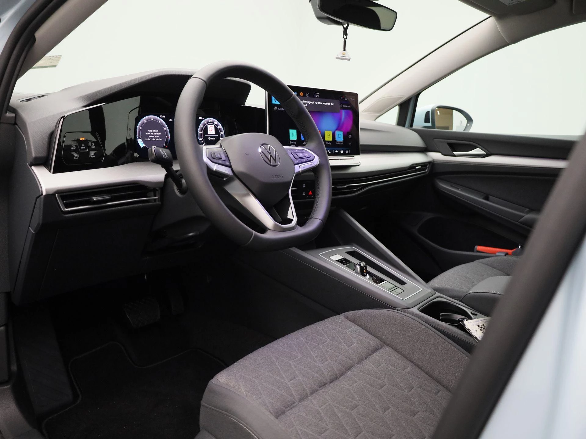 Volkswagen-Golf-image-31