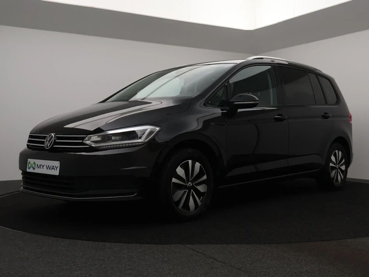 Volkswagen-Touran-image-0