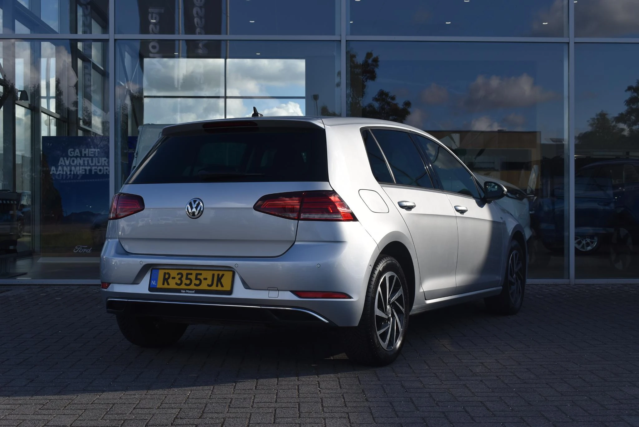 Volkswagen-Golf-image-4