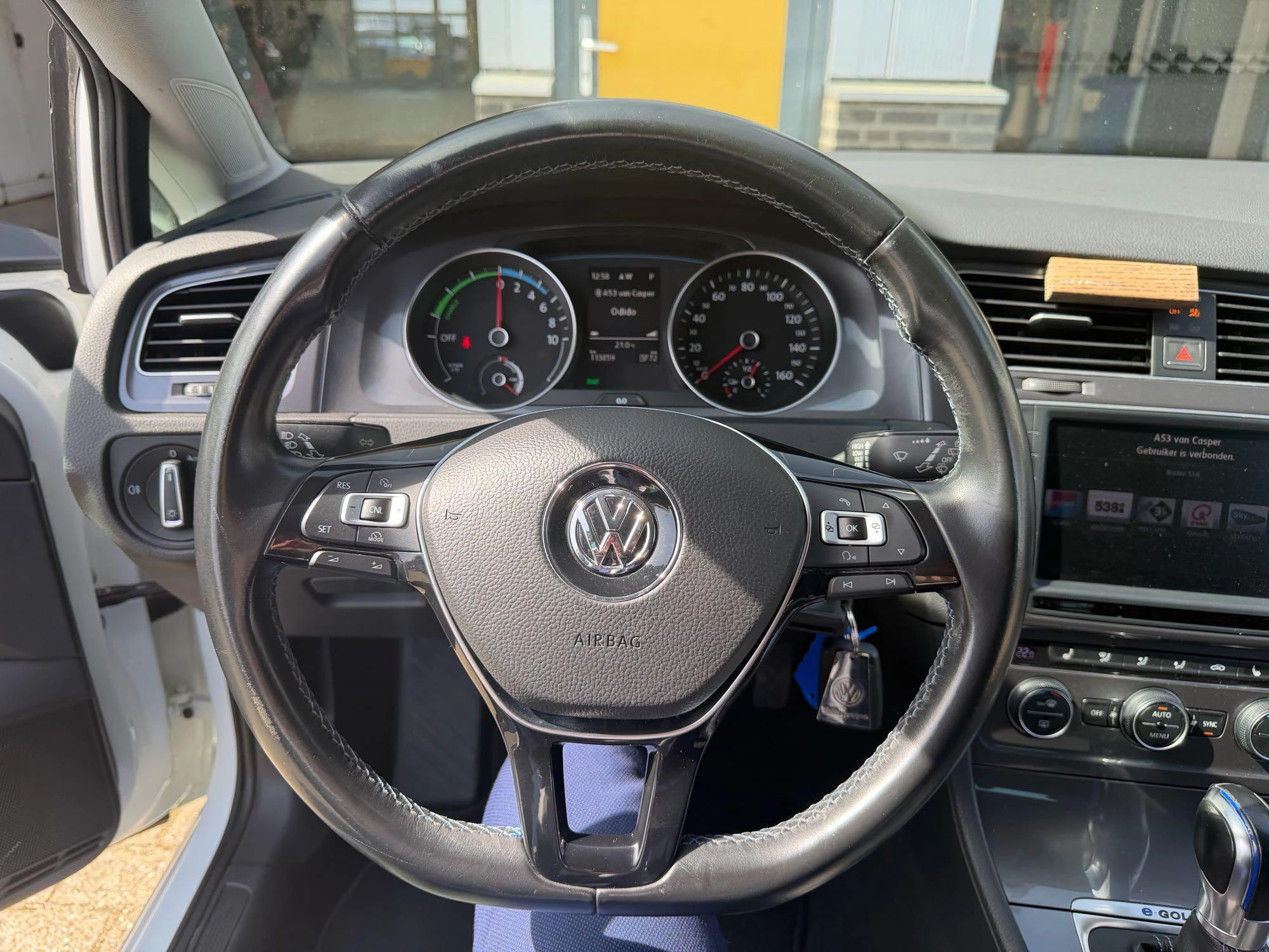 Volkswagen-e-Golf-image-8