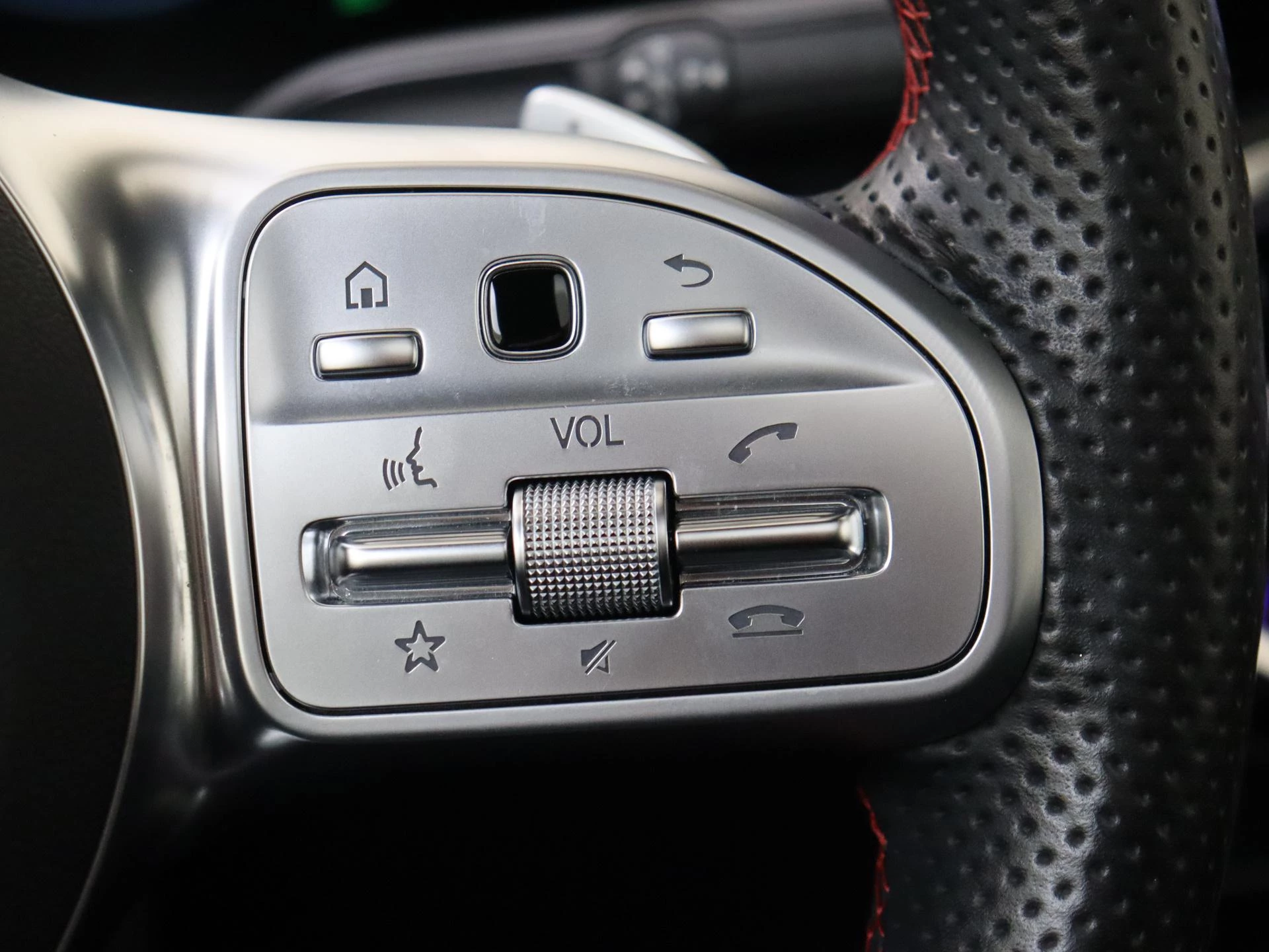 Mercedes-Benz-GLA-image-16