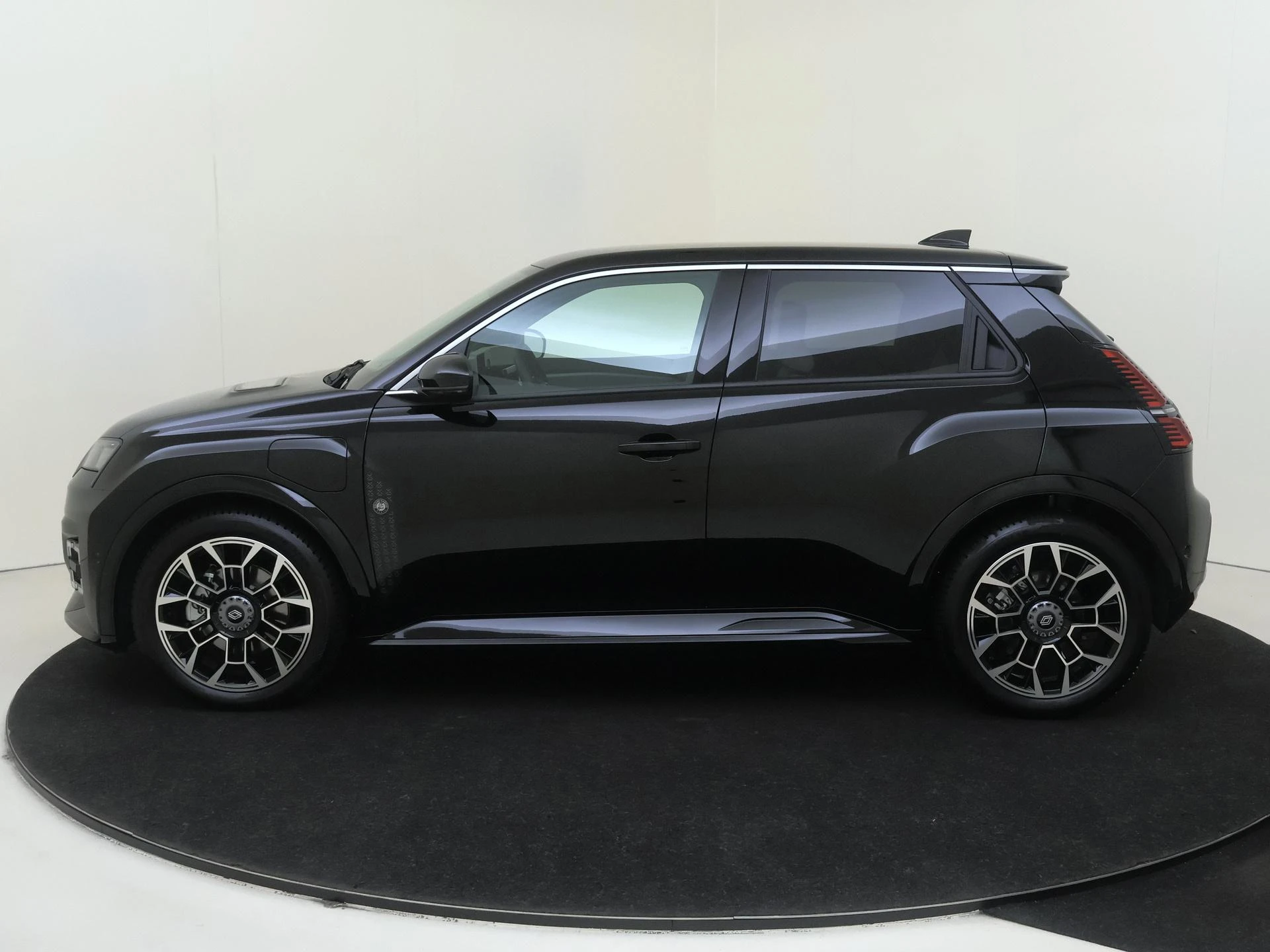 Renault-5-image-7