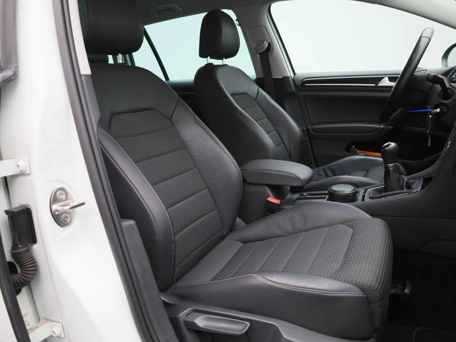 Volkswagen-Golf-image-30