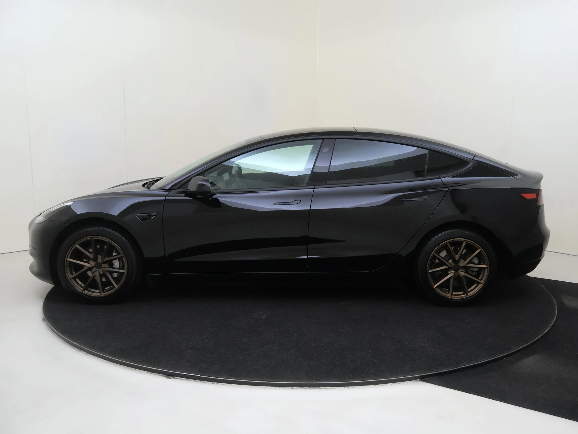 Tesla-Model 3-image-7