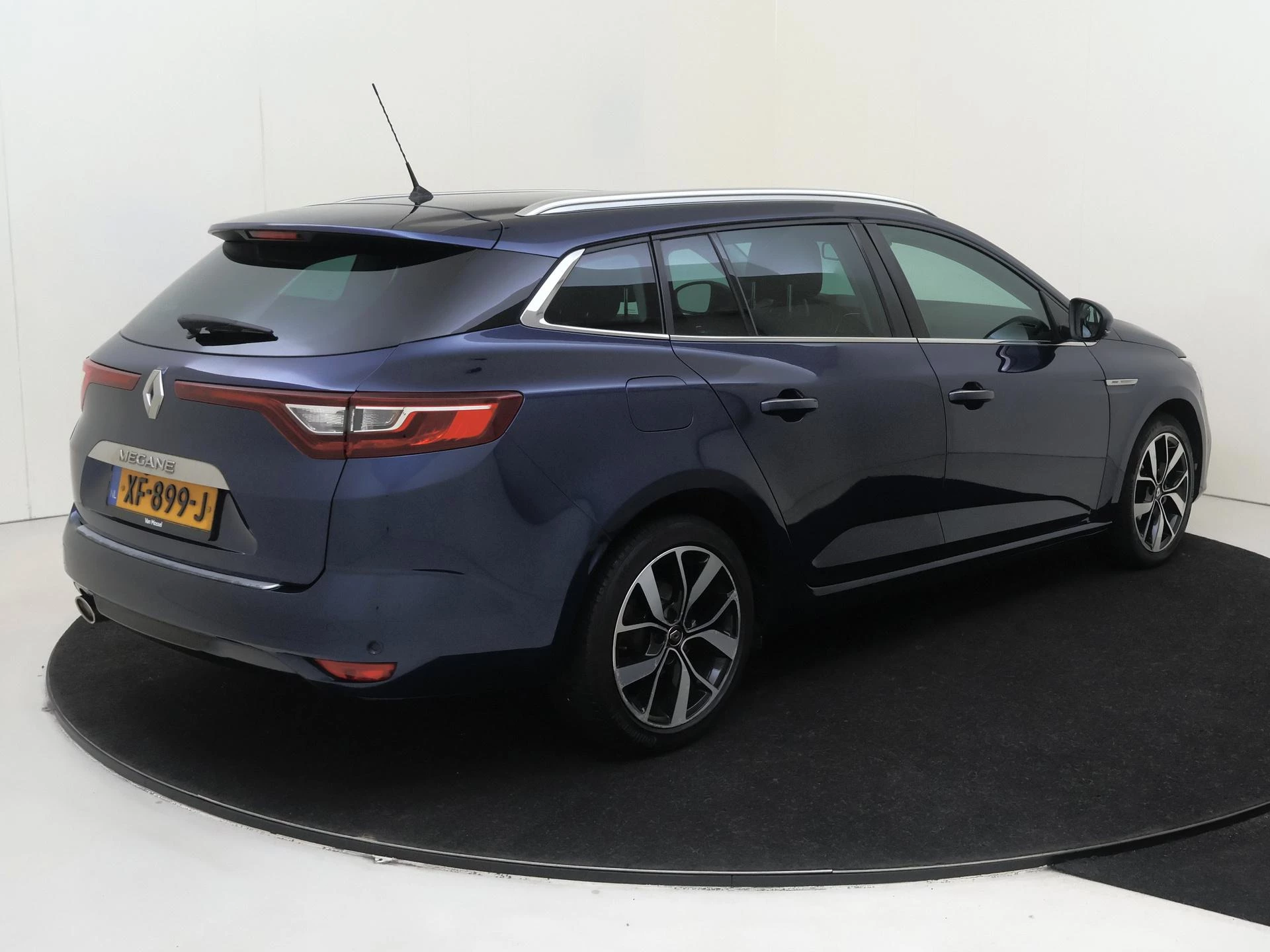 Renault-Mégane Estate-image-3