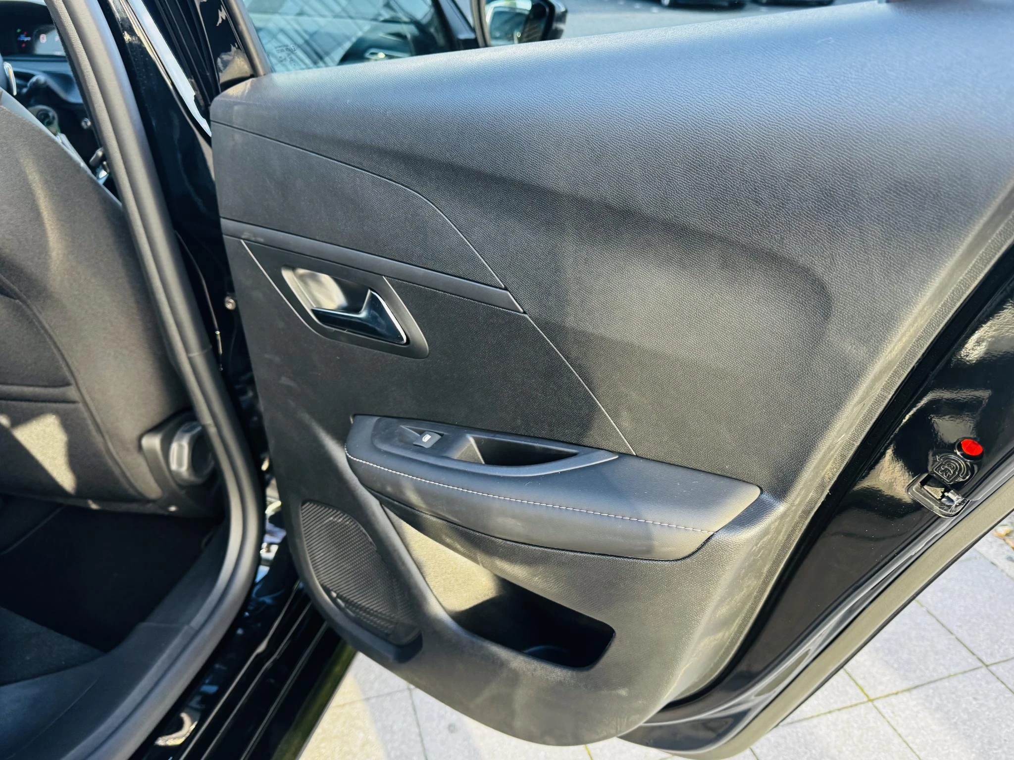 Peugeot-208-image-25
