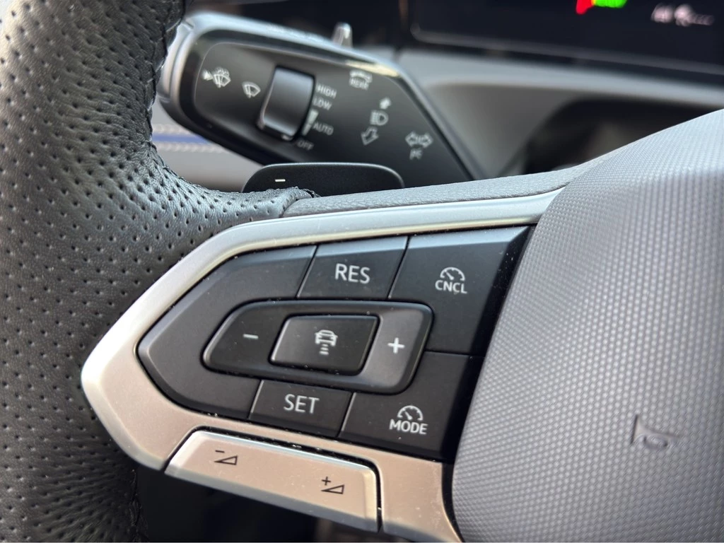 Volkswagen Tiguan 1.5 eTSI R-Line *PANO*360°*AHK*MATRIX*