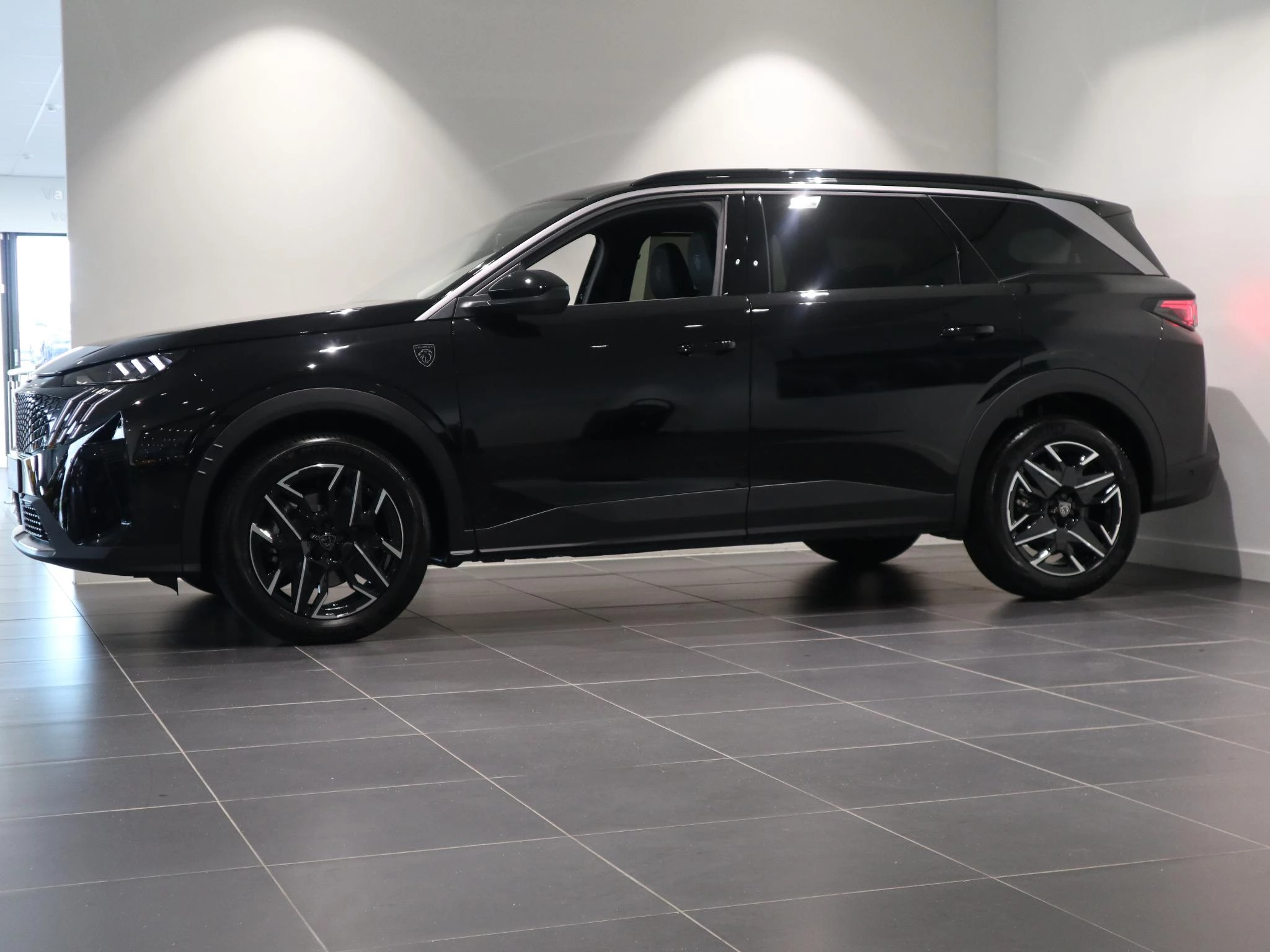 Peugeot-e-5008-image-2