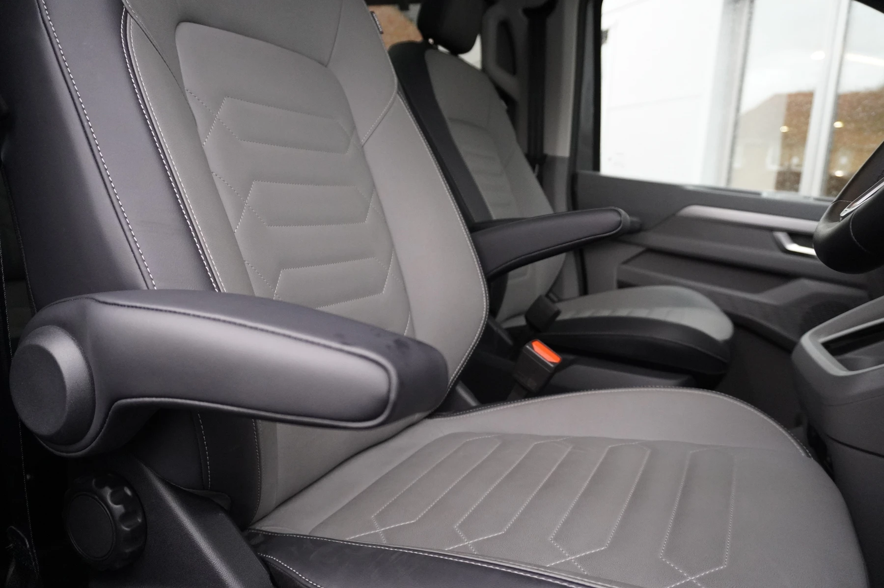 Volkswagen-Transporter-image-39