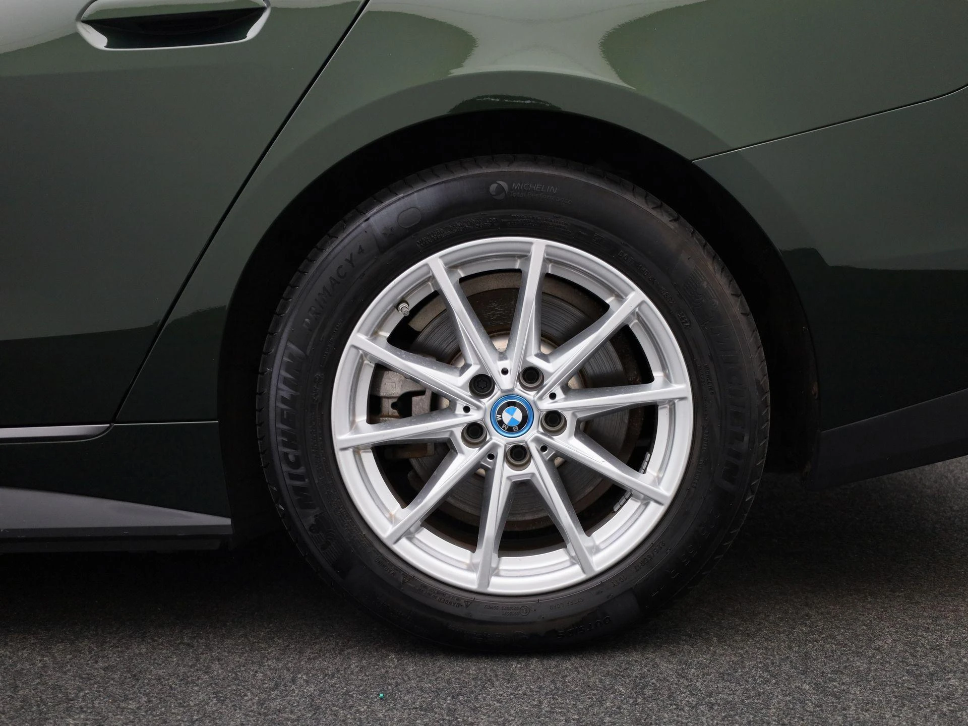 BMW-i4-image-12