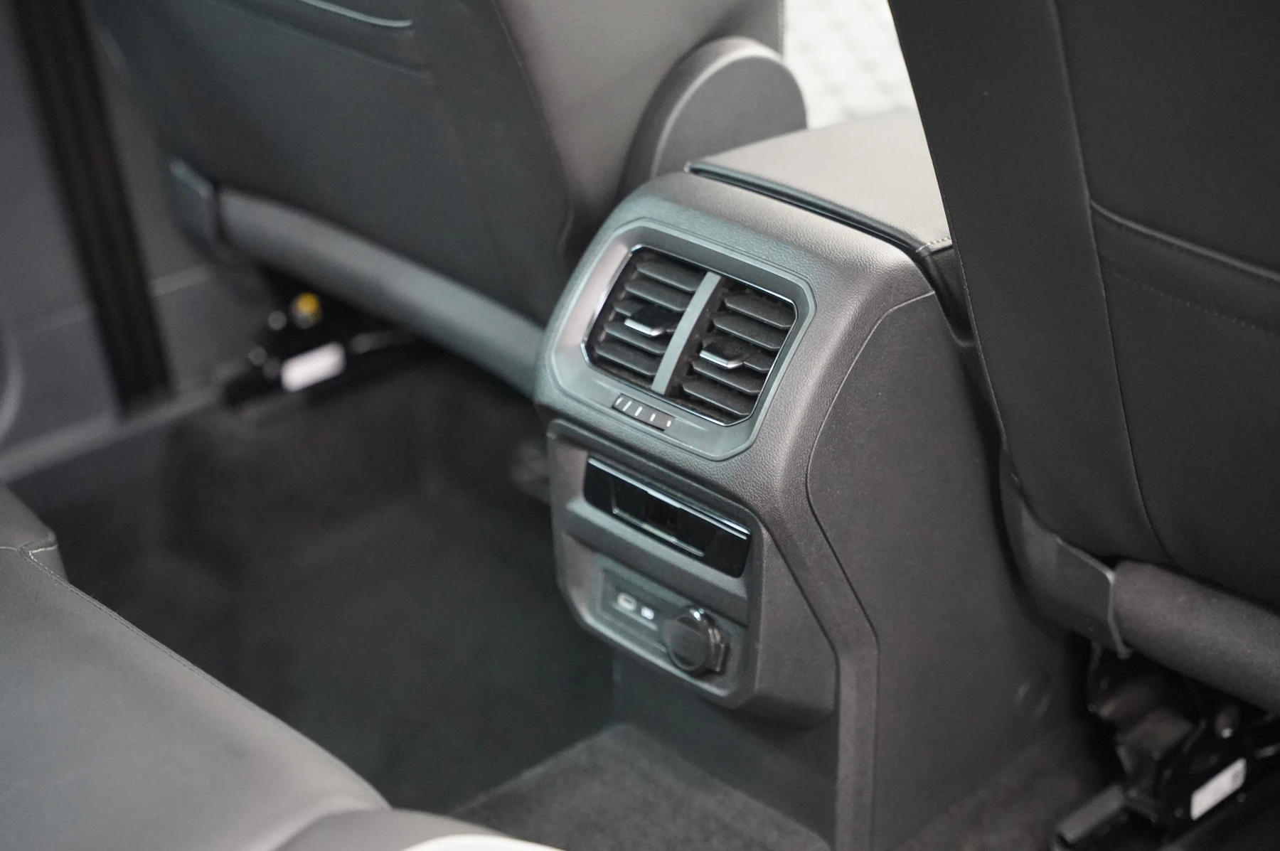 Volkswagen-Tiguan-image-10
