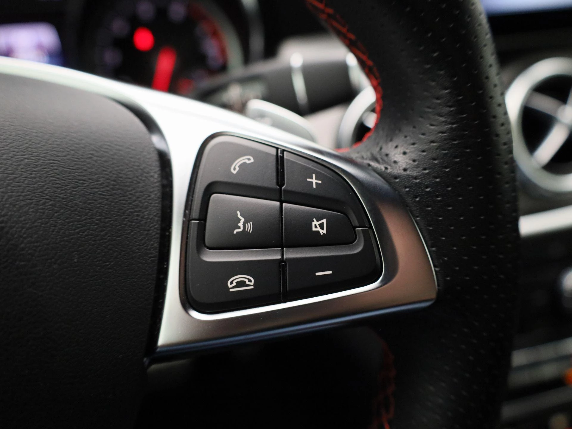 Mercedes-Benz-GLA-image-16