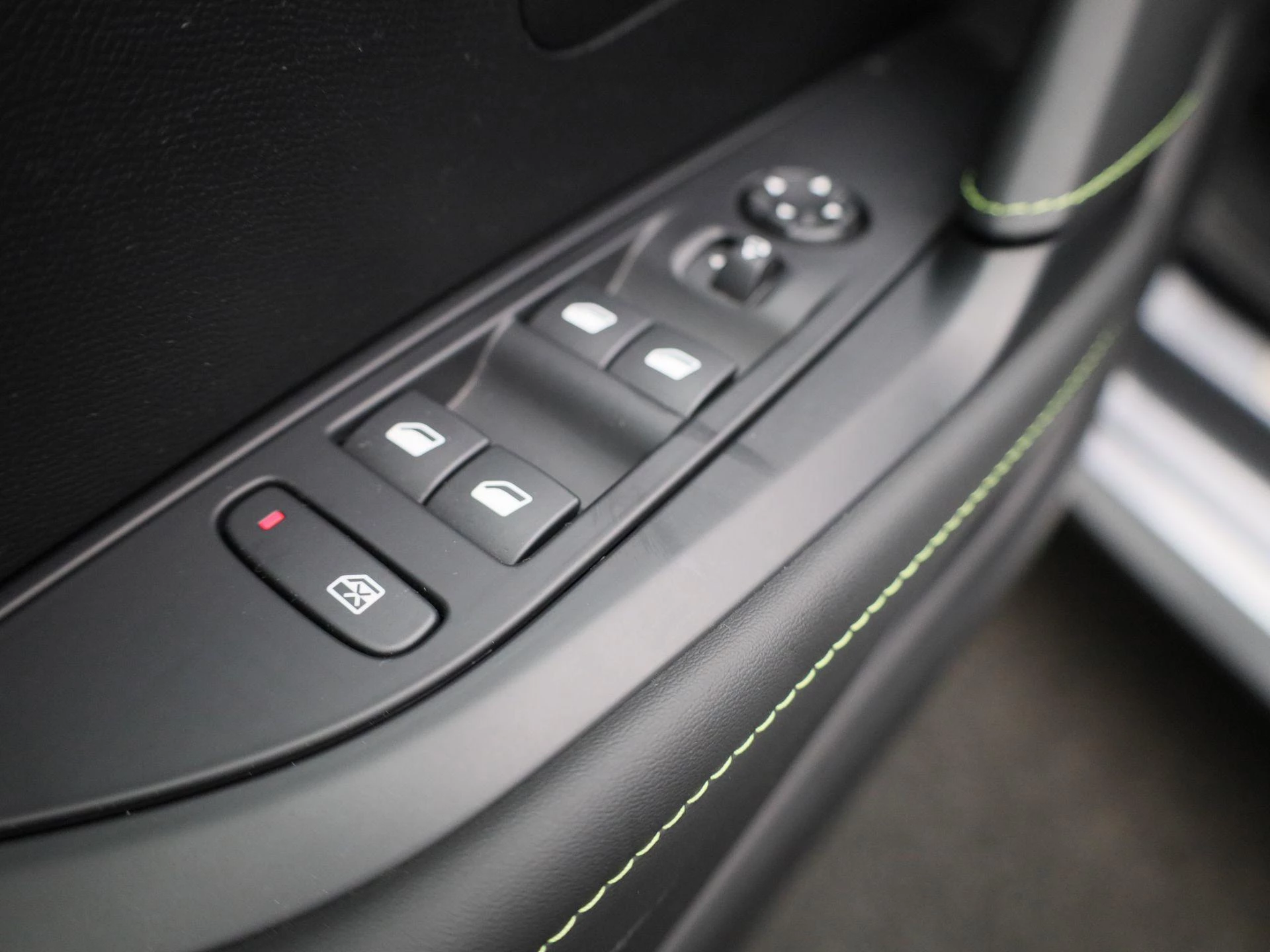 Peugeot 208 1.2 HYBRID 100 e-DSC6 GT