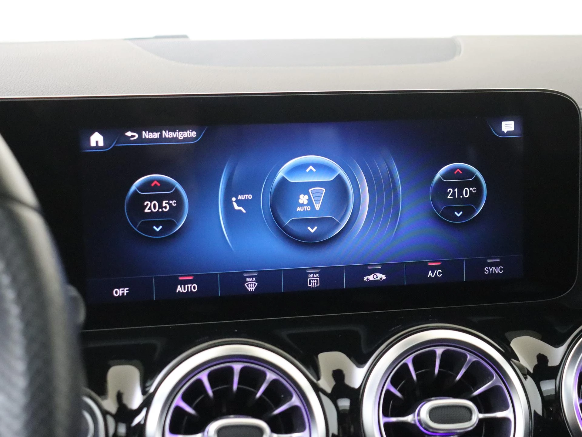 Mercedes-Benz-GLA-image-17