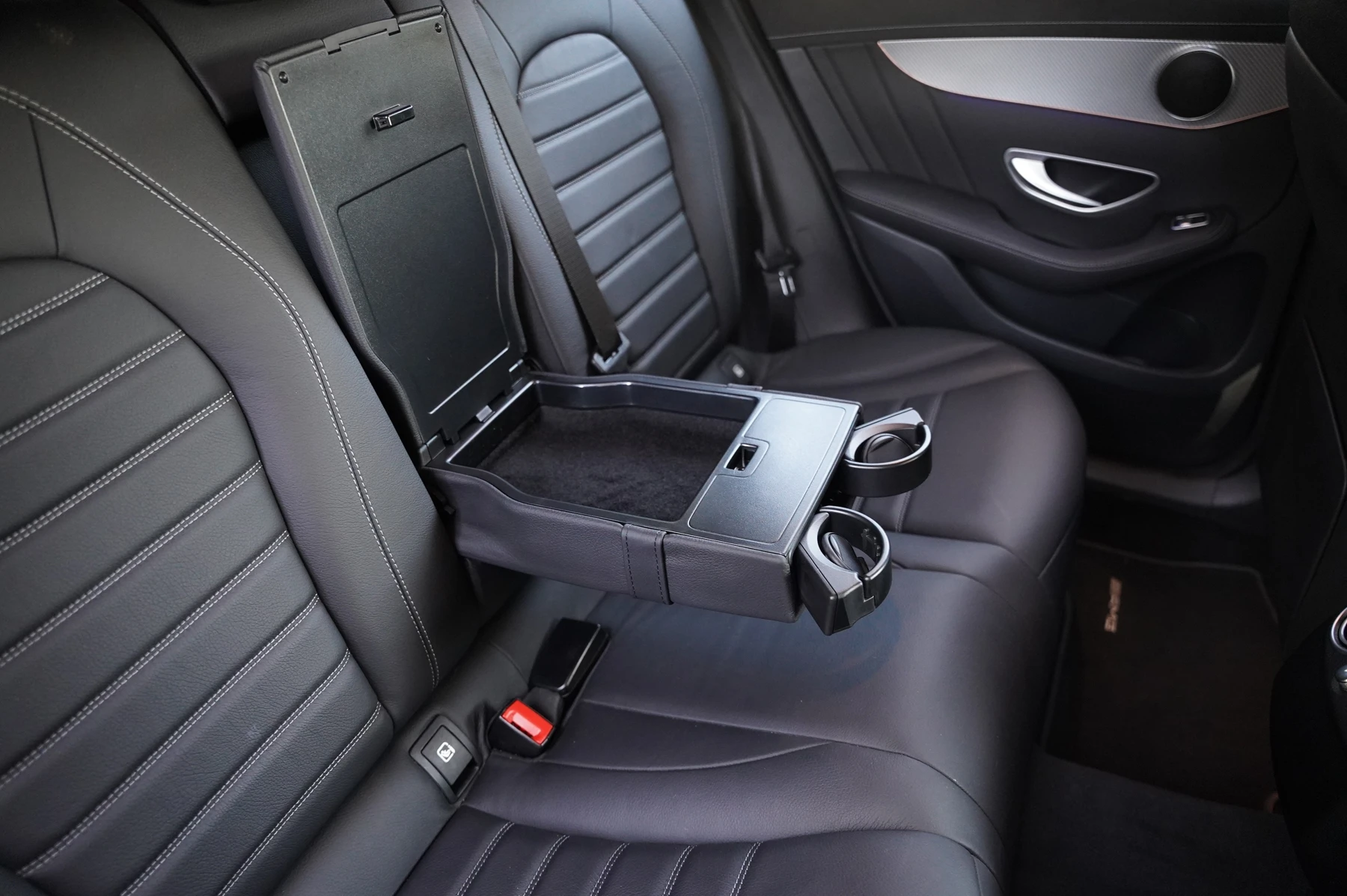 Mercedes-Benz-EQC-image-10