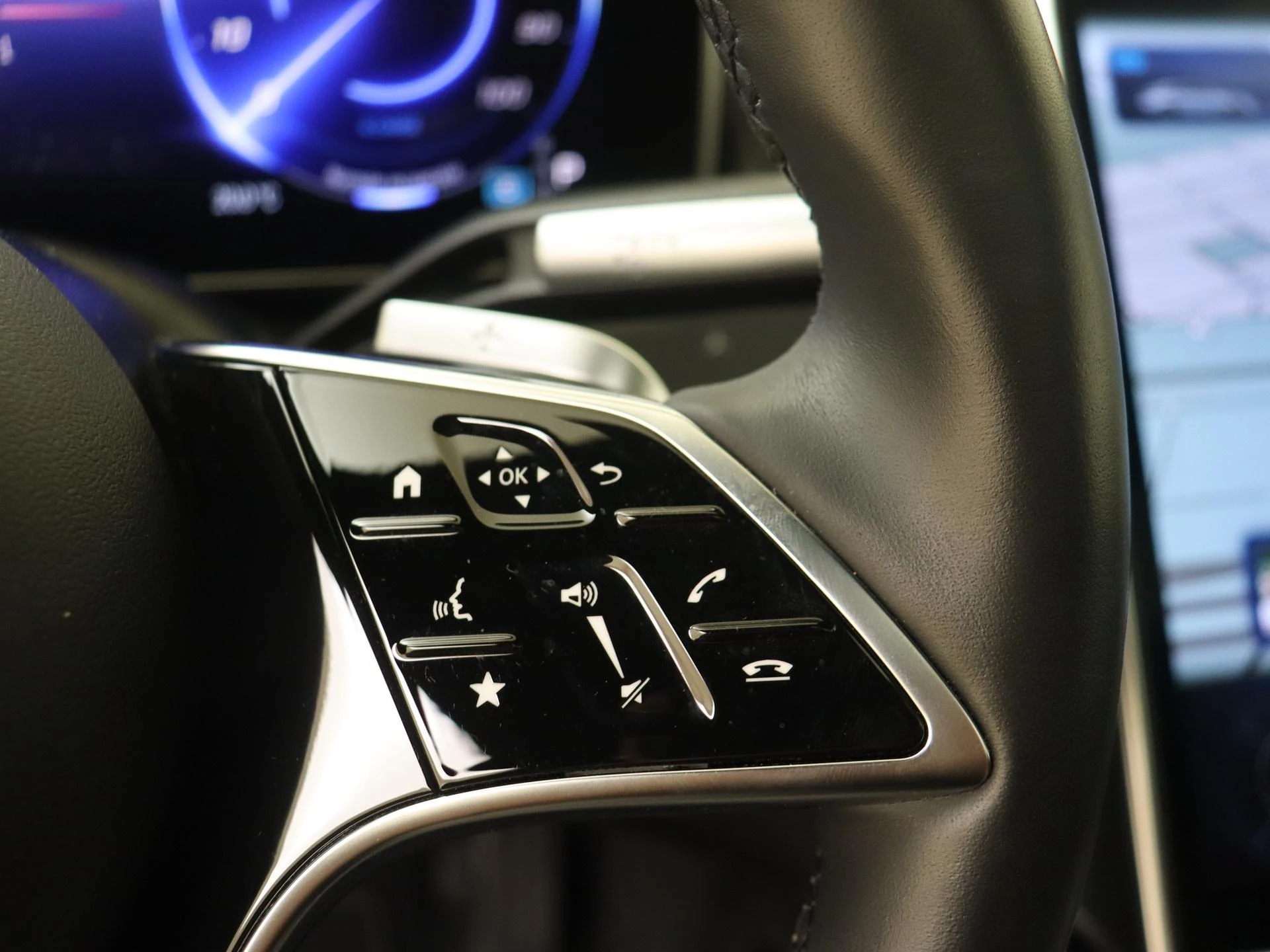 Mercedes-Benz-EQS-image-12