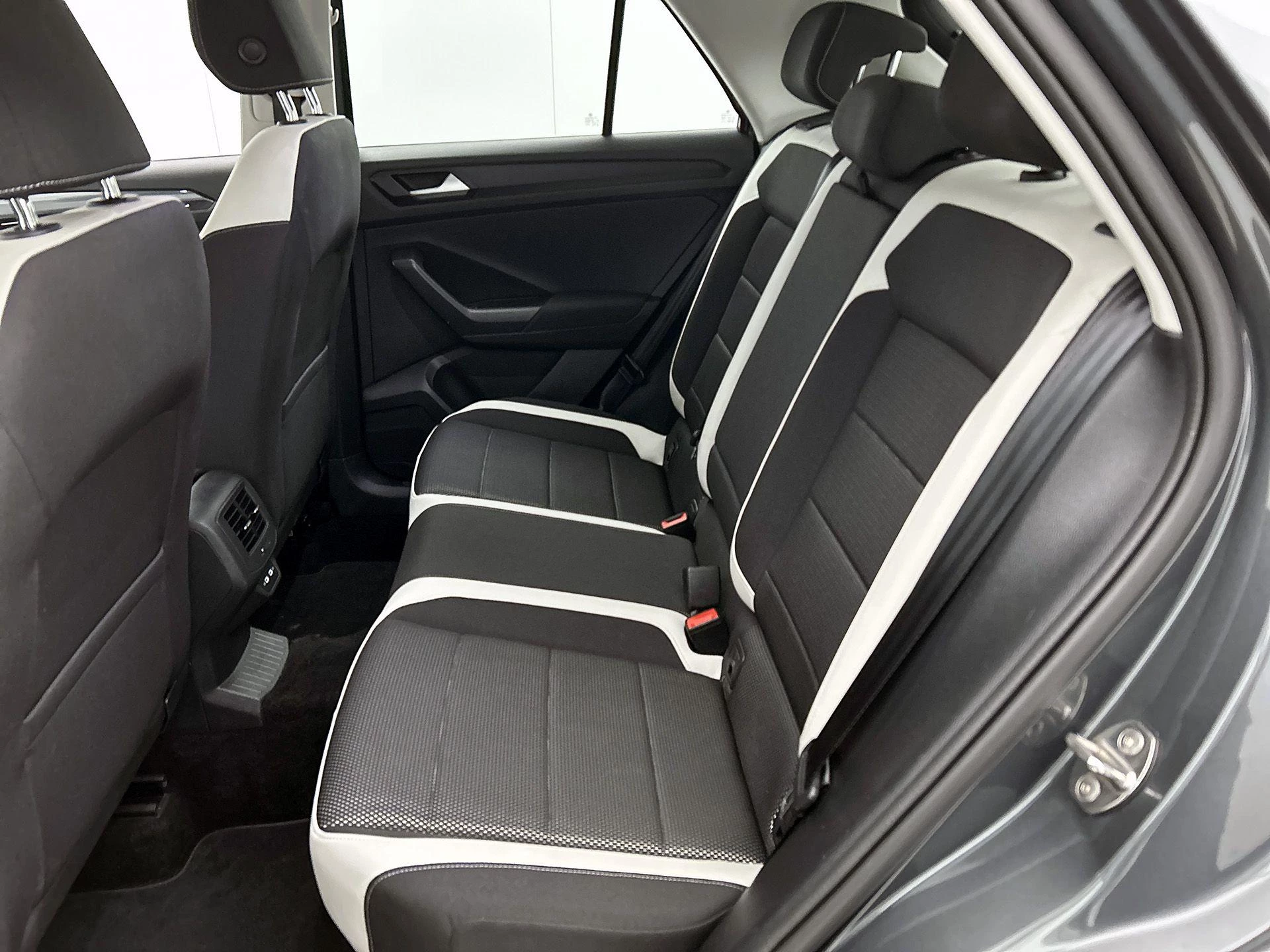 Volkswagen-T-Roc-image-25
