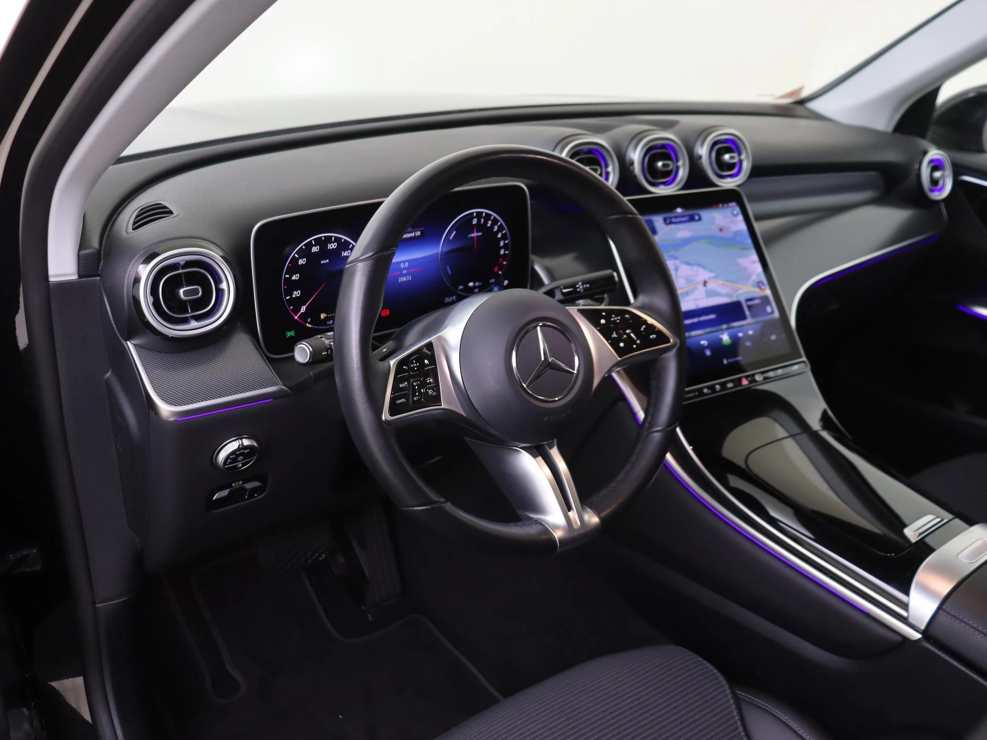 Mercedes-Benz-GLC-image-12