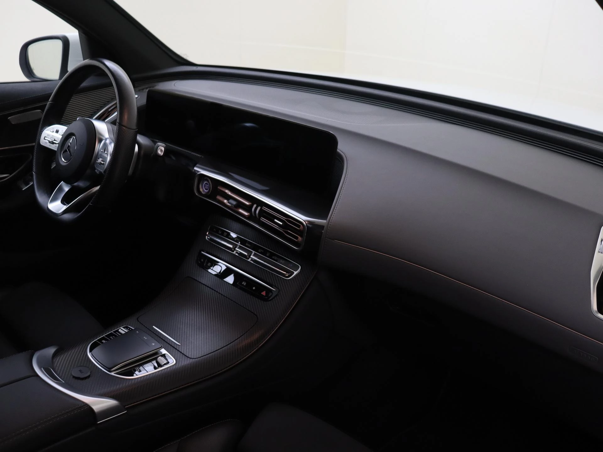 Mercedes-Benz-EQC-image-13