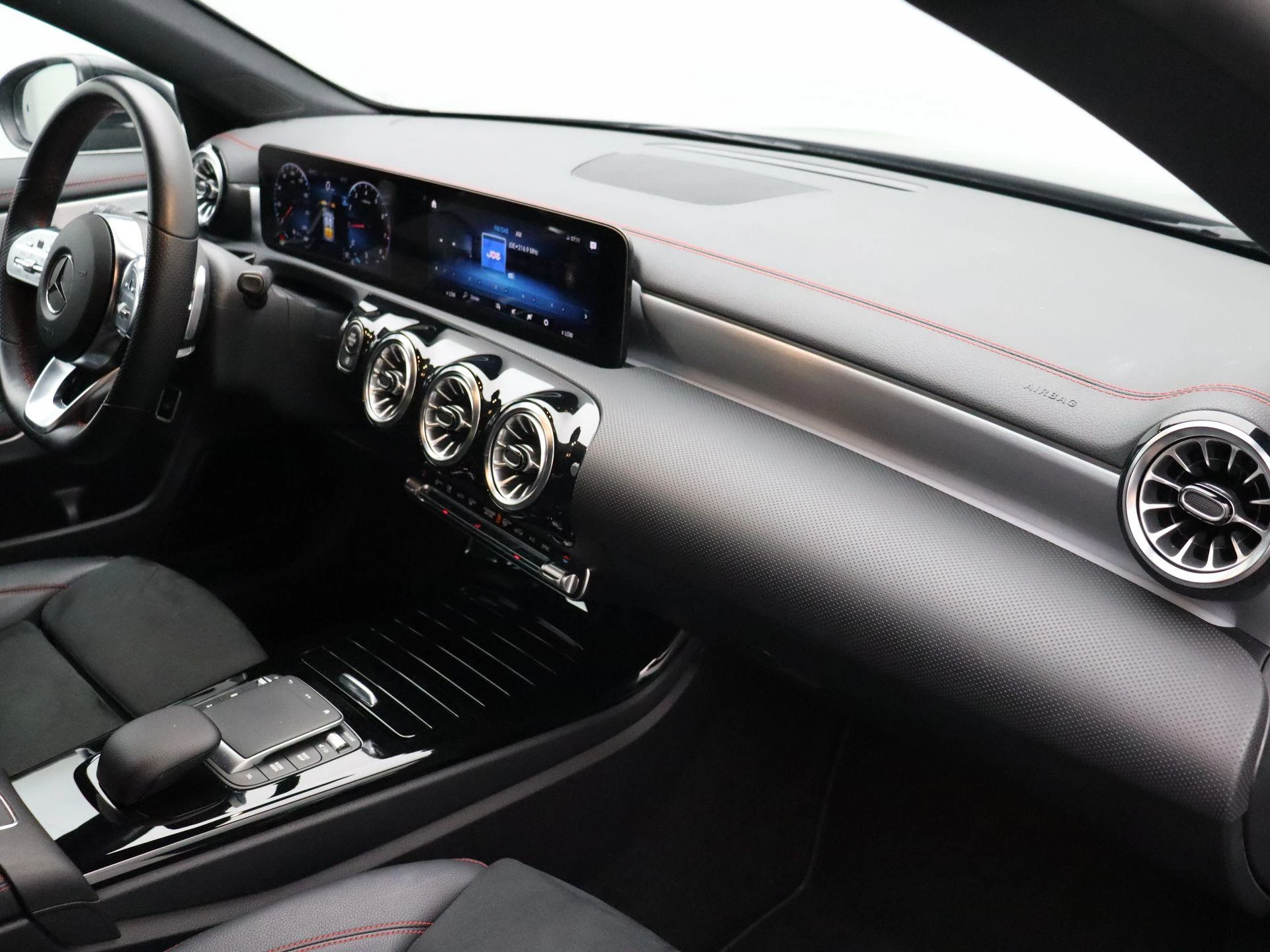 Mercedes-Benz CLA 200 AMG Line Coupé + PANORAMISCH DAK + MULTIBEAM LED +