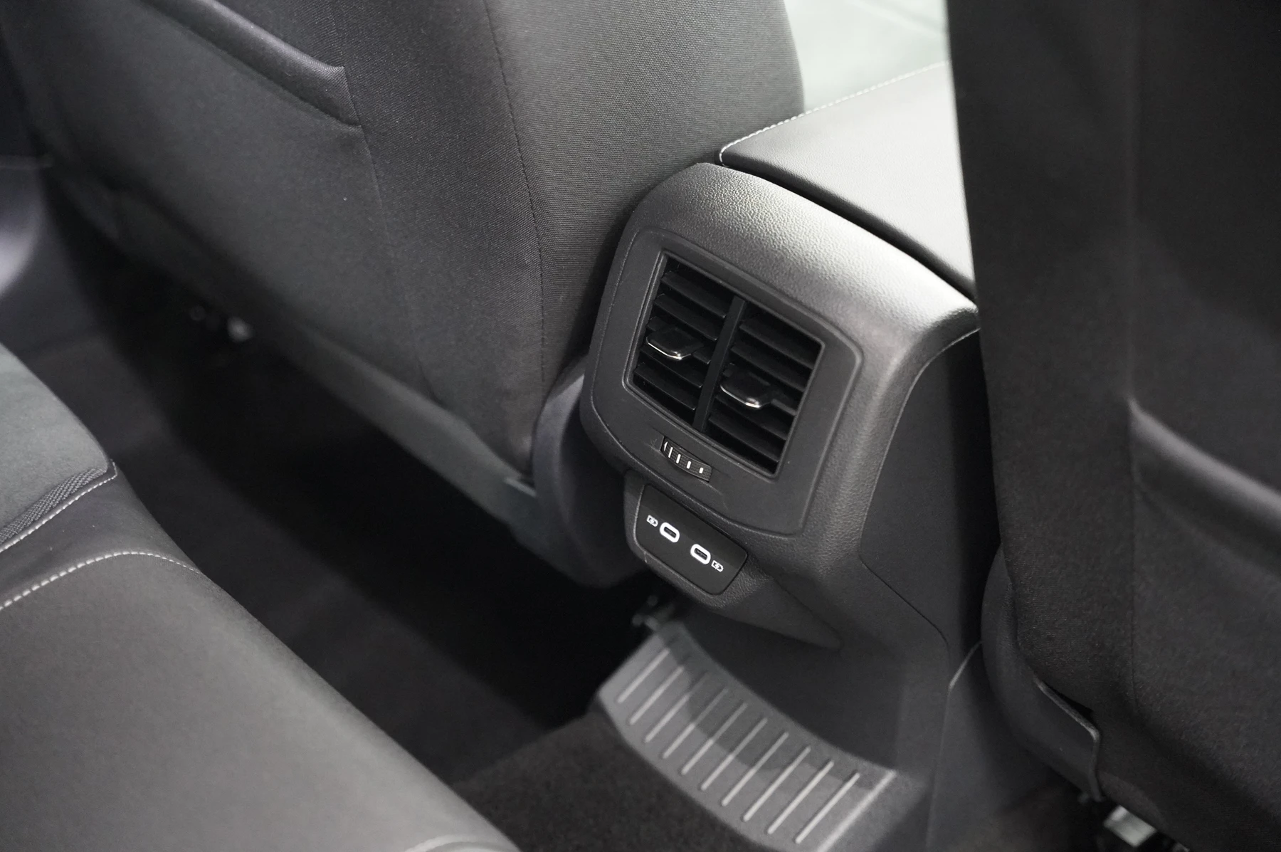 Volkswagen-T-Roc-image-10