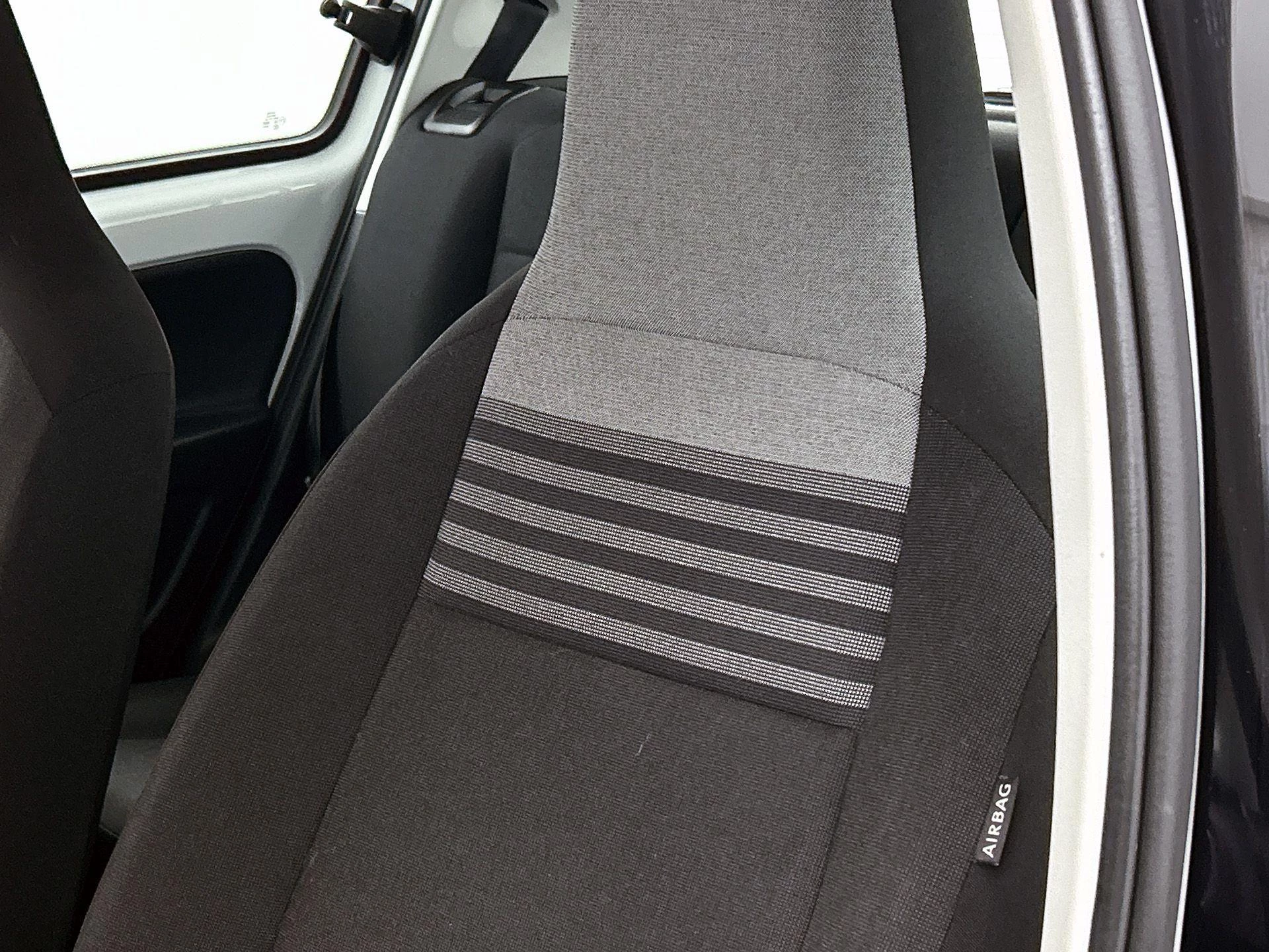 Volkswagen-up!-image-12