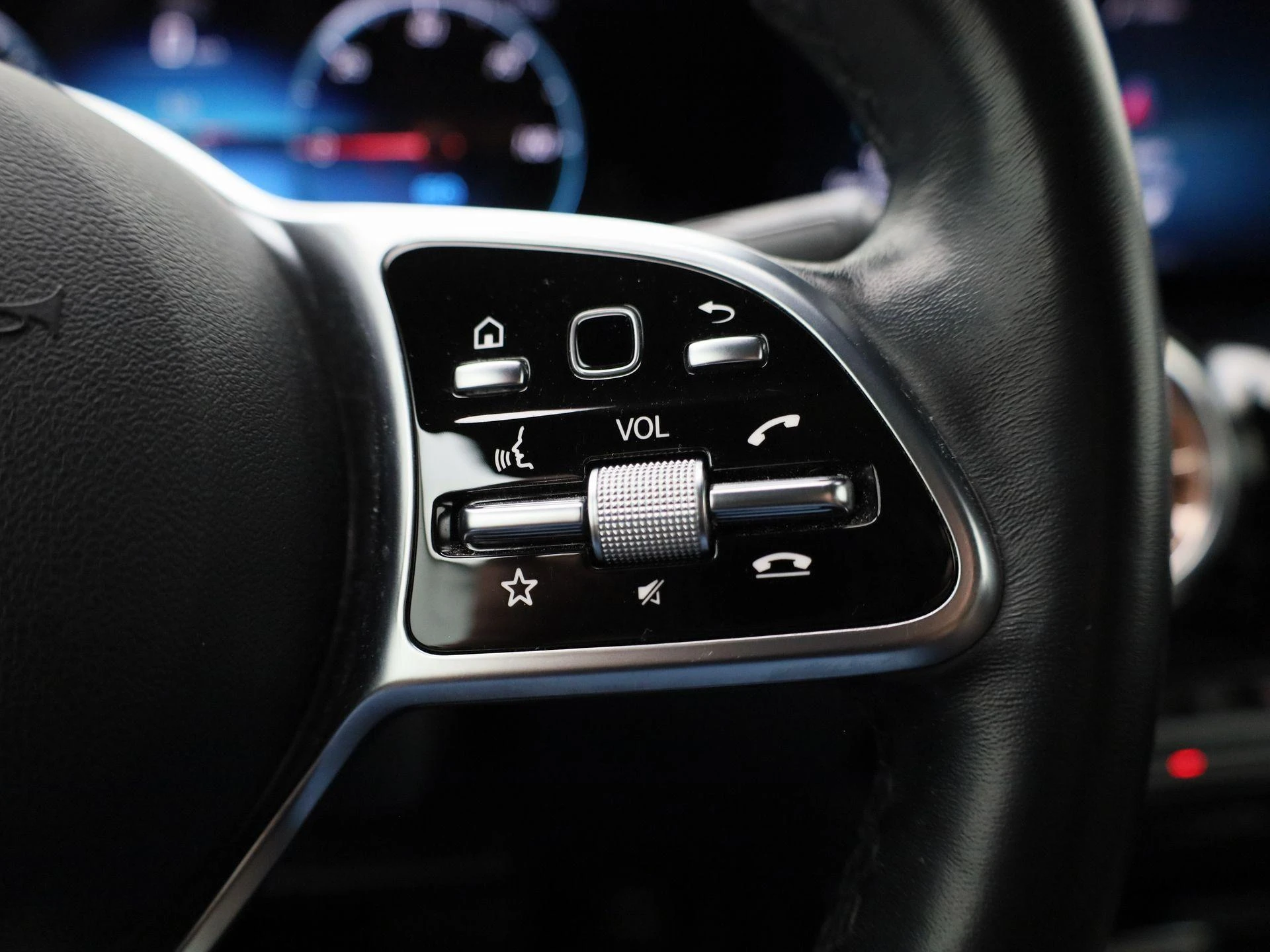 Mercedes-Benz-EQB-image-18