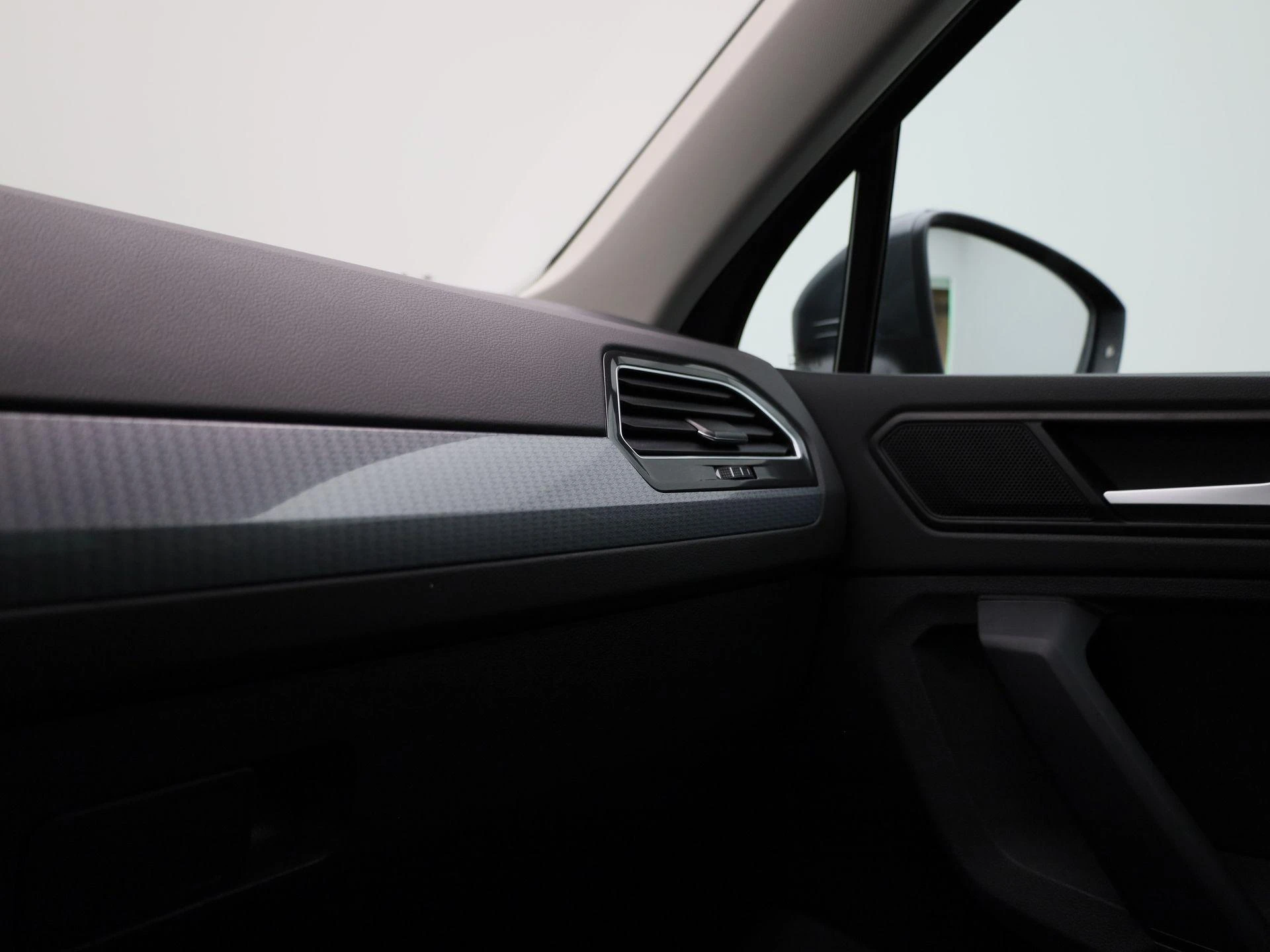 Volkswagen-Tiguan-image-28