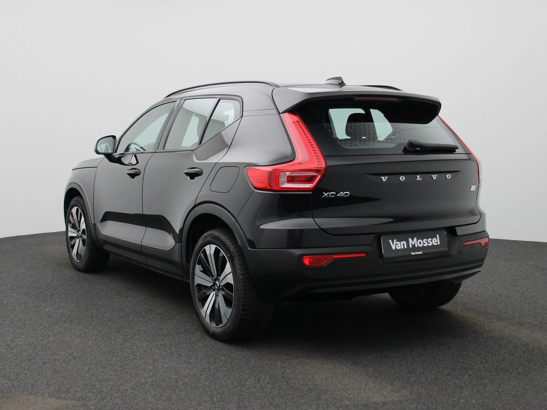 Volvo-EX40-image-1