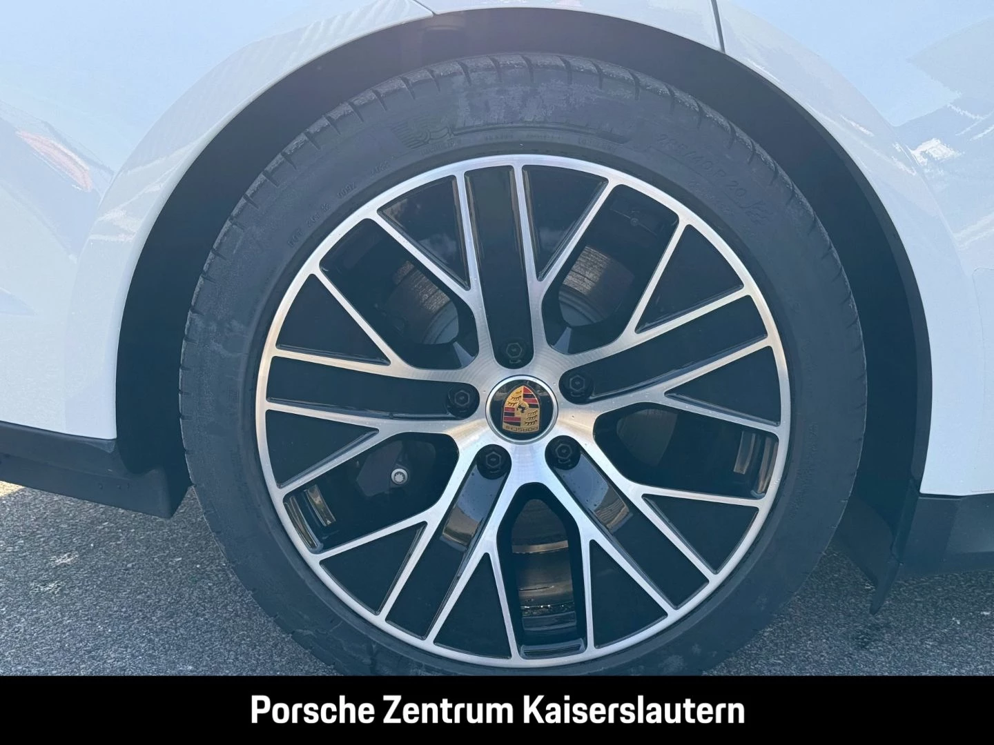 Porsche Taycan Surround-View Luftfederung Panoramadach -