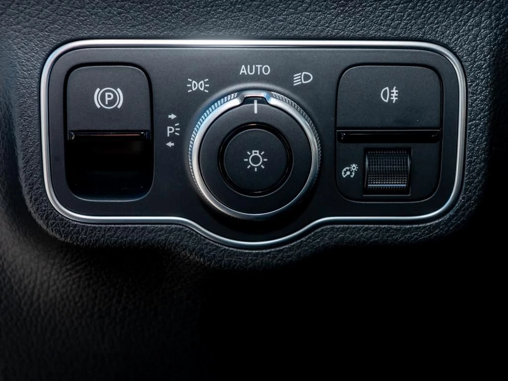 Mercedes-Benz-GLA 200 d-image-14