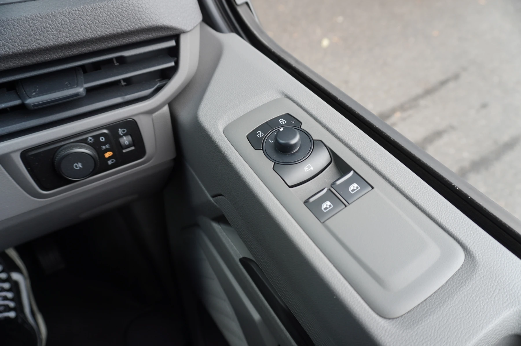 Volkswagen-Transporter-image-31