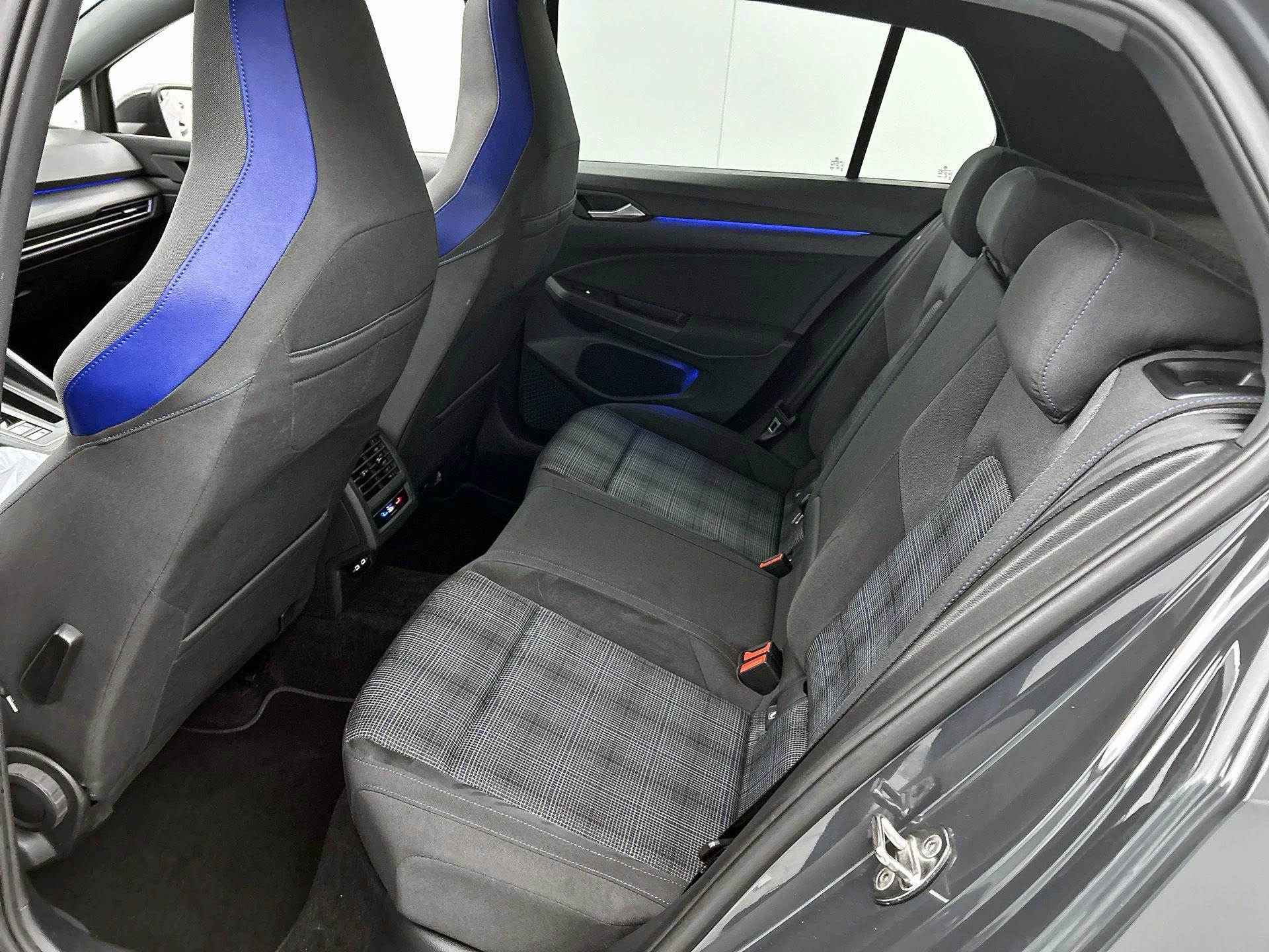 Volkswagen-Golf-image-28