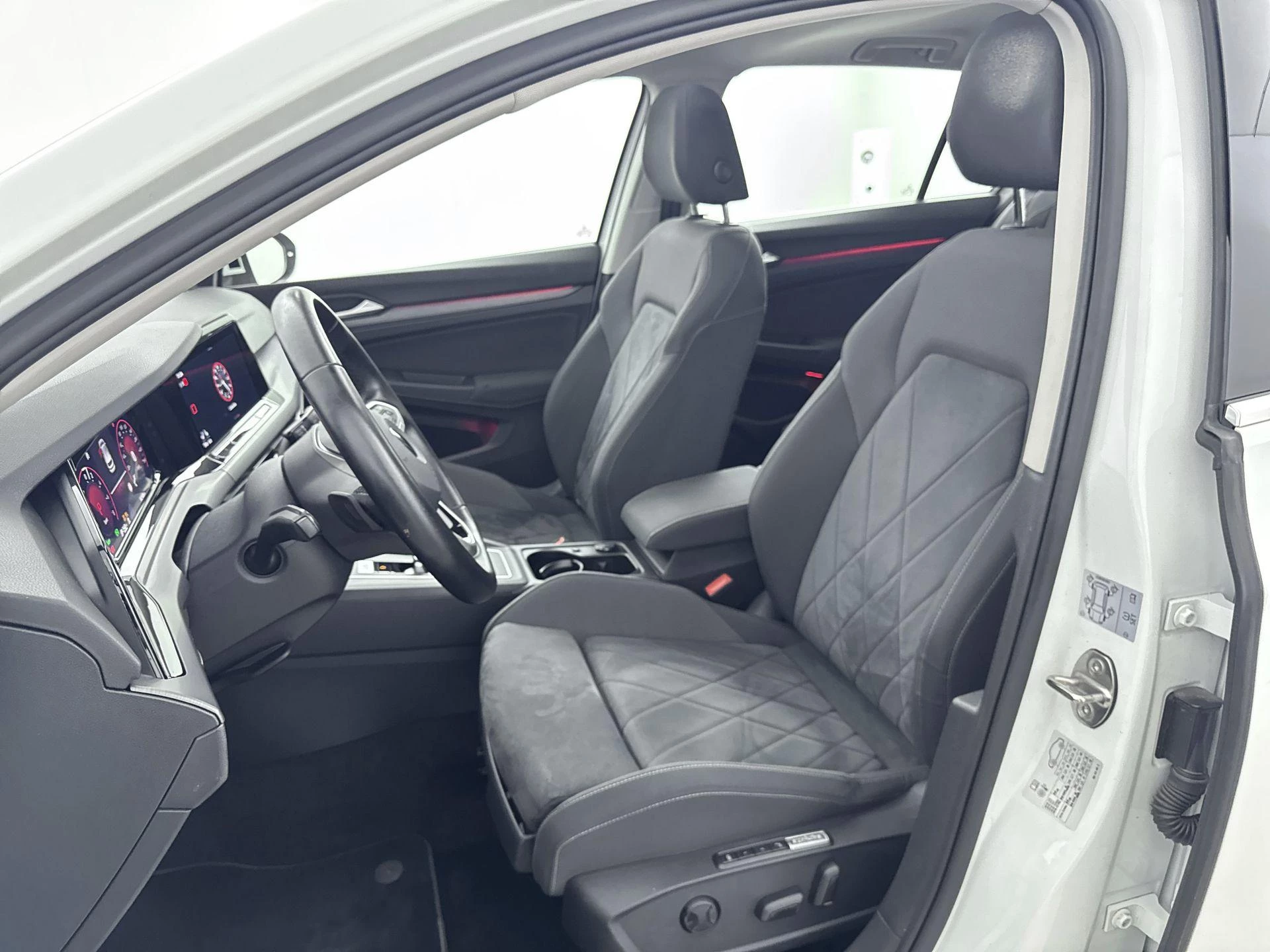 Volkswagen-Golf-image-28