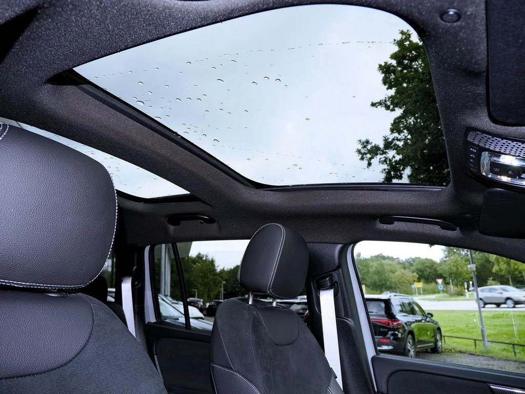 Mercedes-Benz-GLB 200-image-14