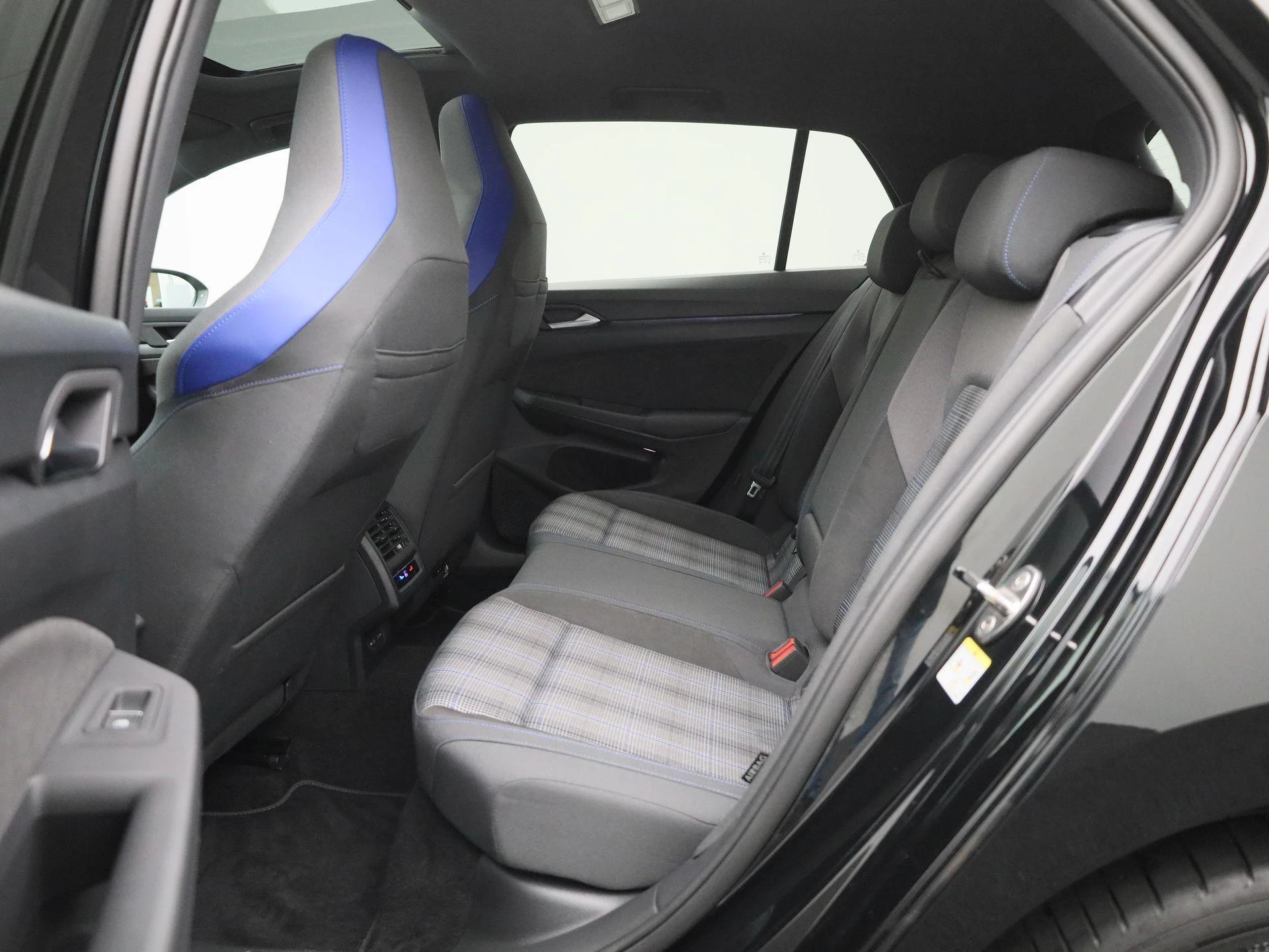 Volkswagen-Golf-image-11