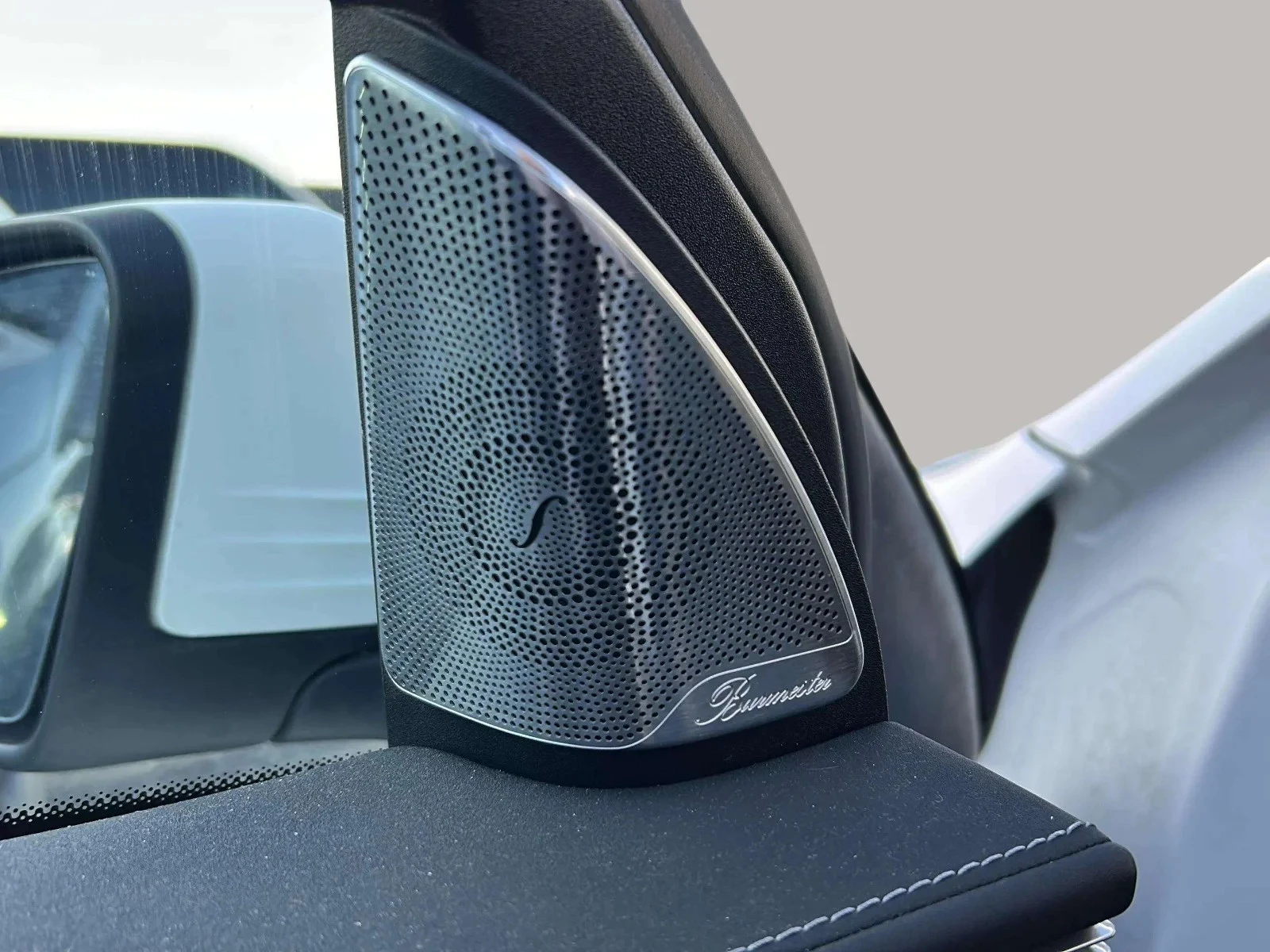 Mercedes-Benz-EQC-image-11