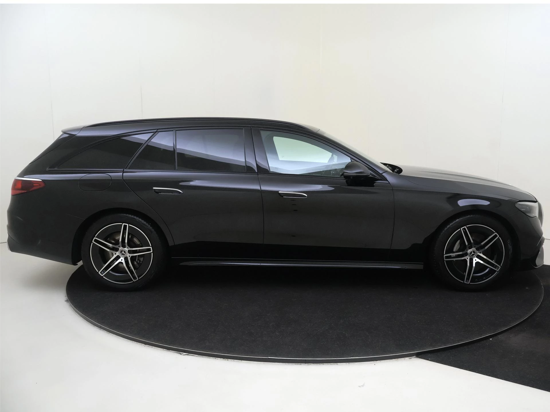 Mercedes-Benz-E-Klasse-image-8