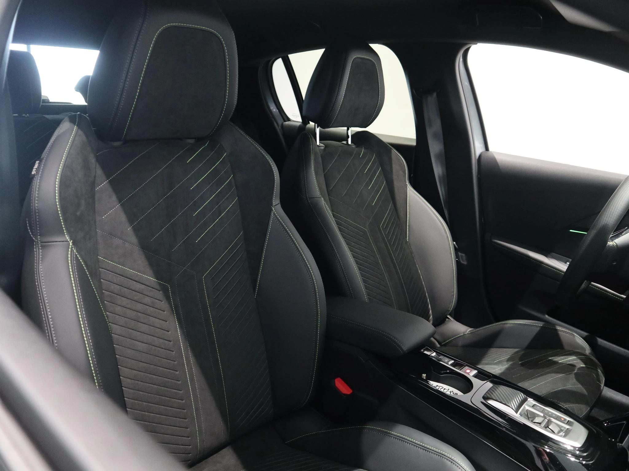 Peugeot-e-208-image-35