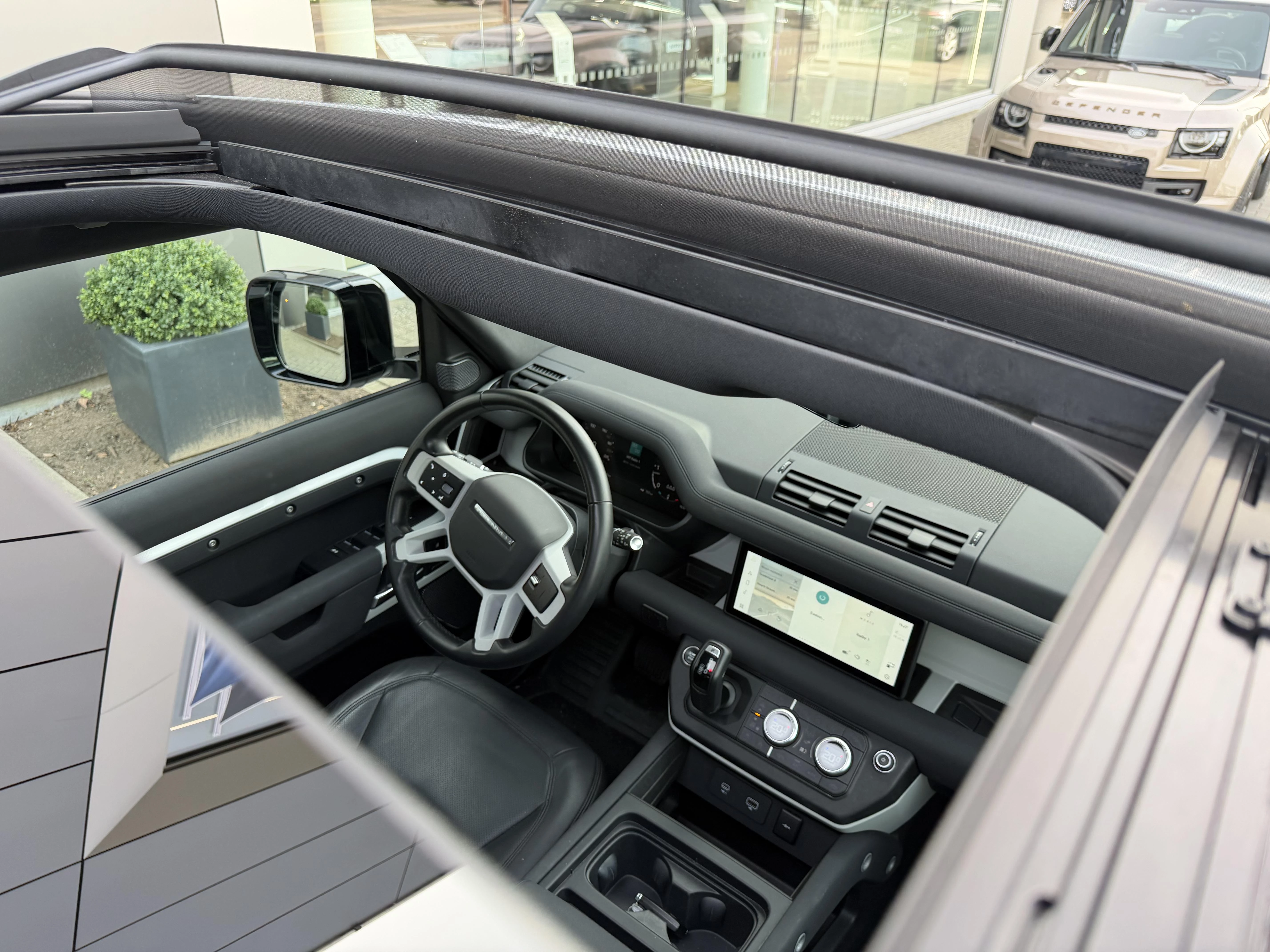 Land Rover Defender 110 D250 SE AWD