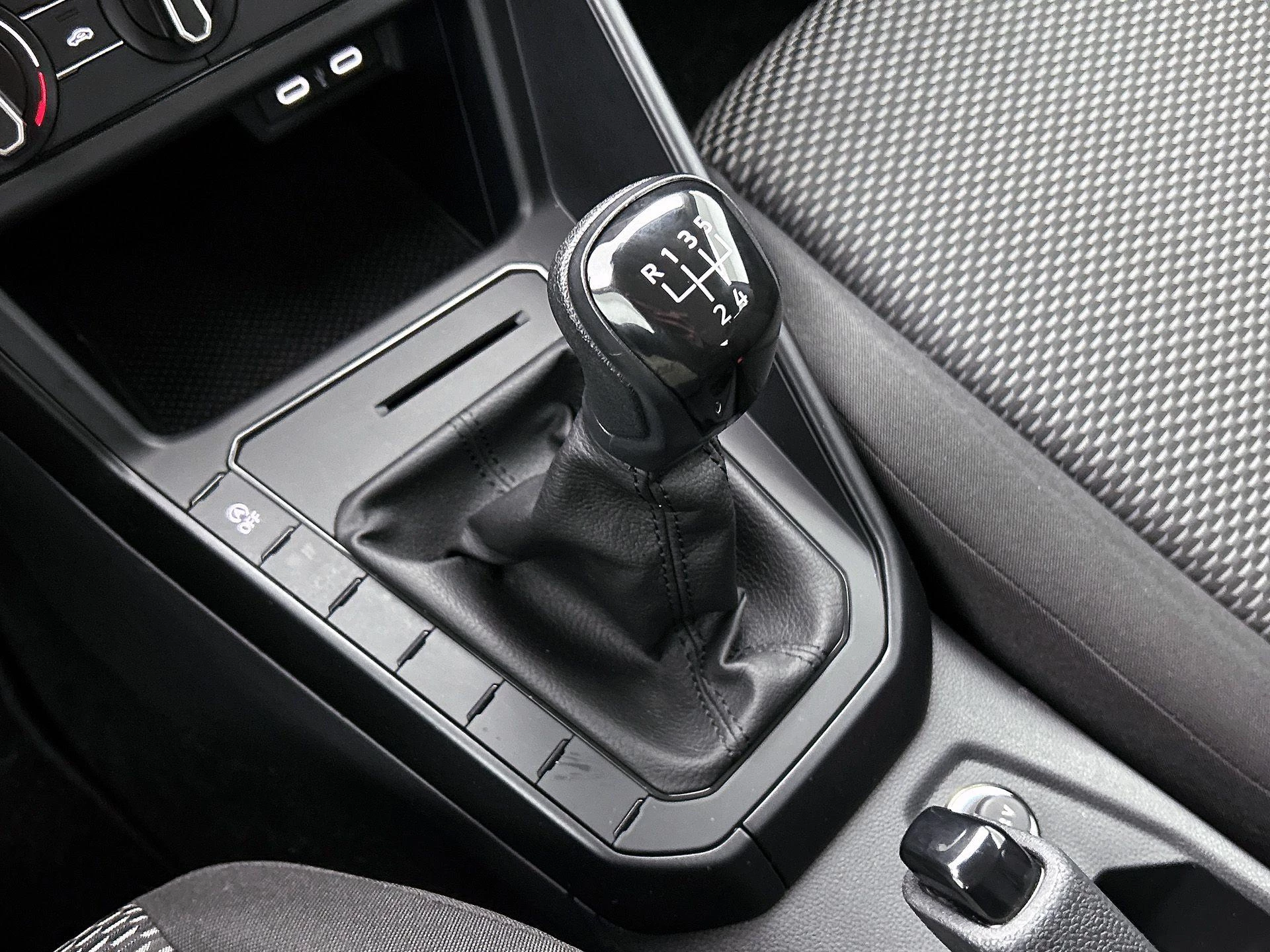 Volkswagen-Polo-image-13