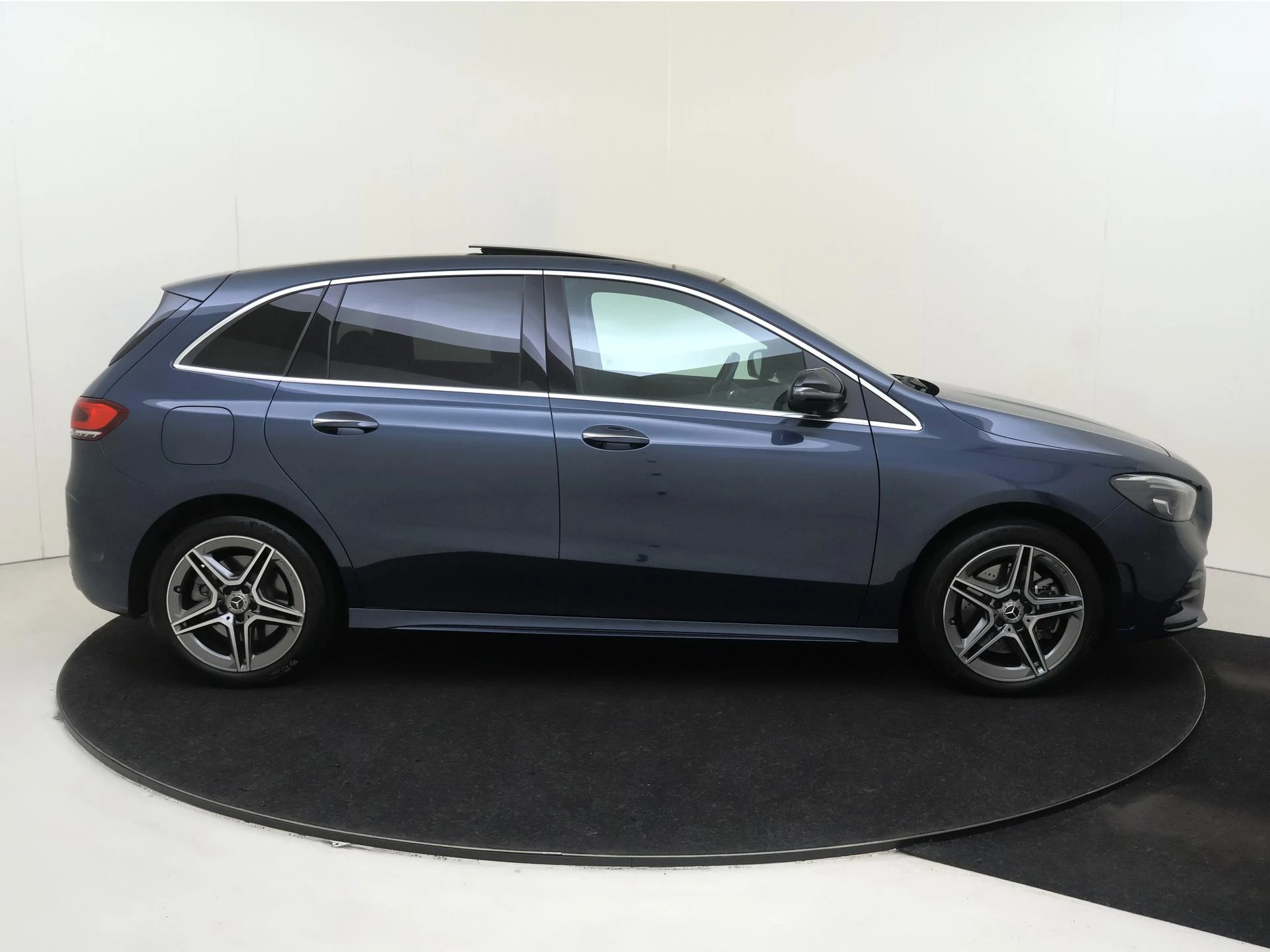 Mercedes-Benz-B-Klasse-image-8