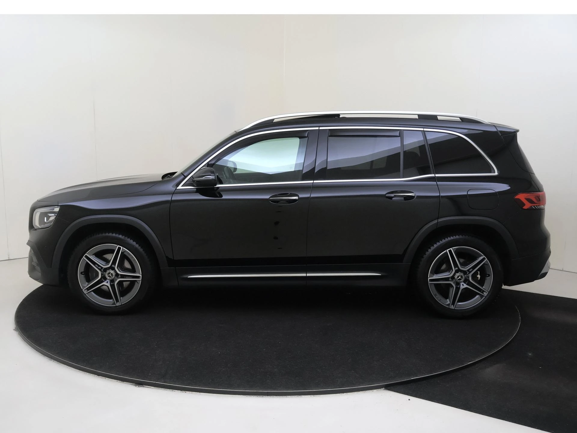 Mercedes-Benz-GLB-image-7