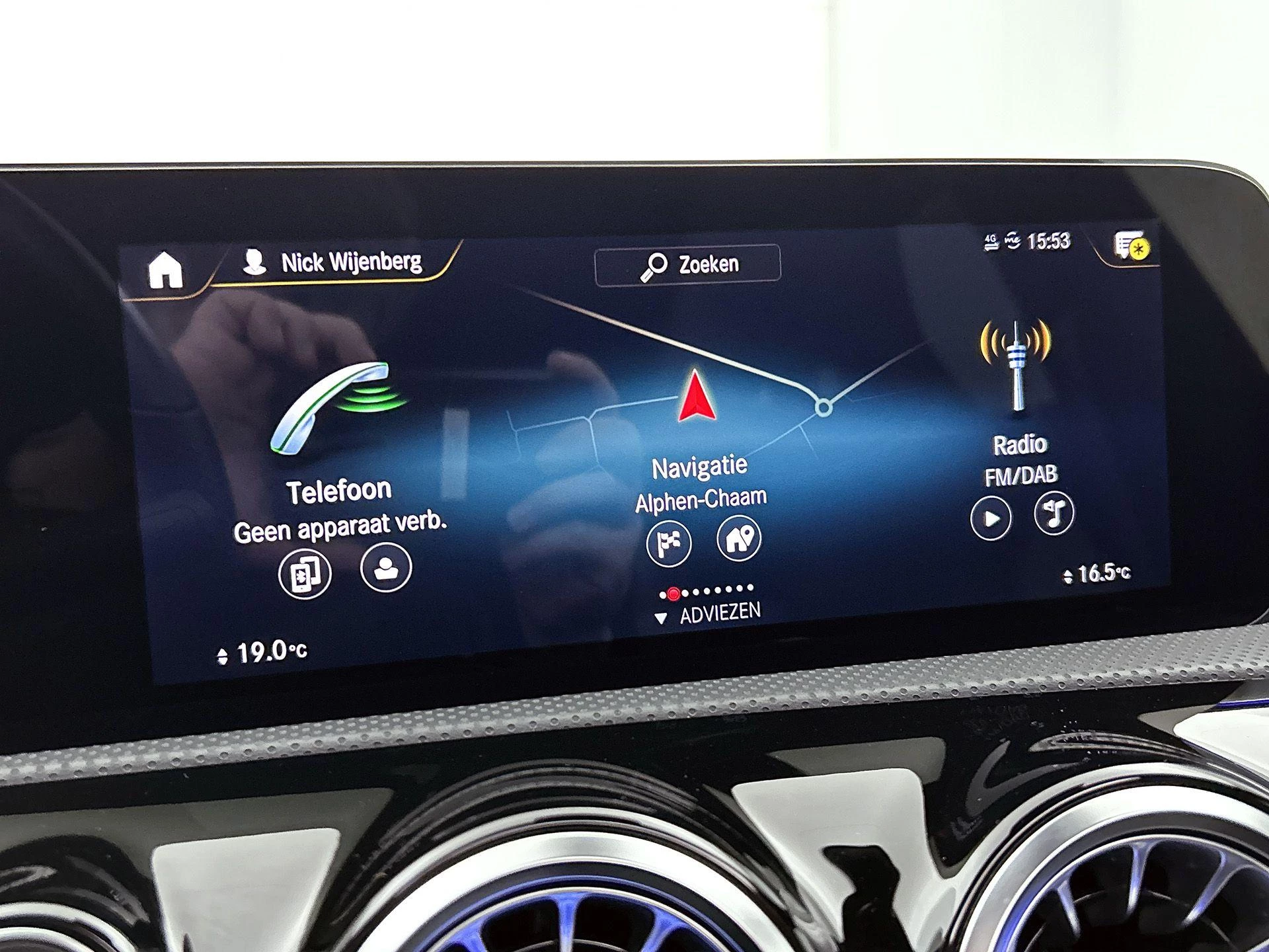 Mercedes-Benz-CLA-image-40