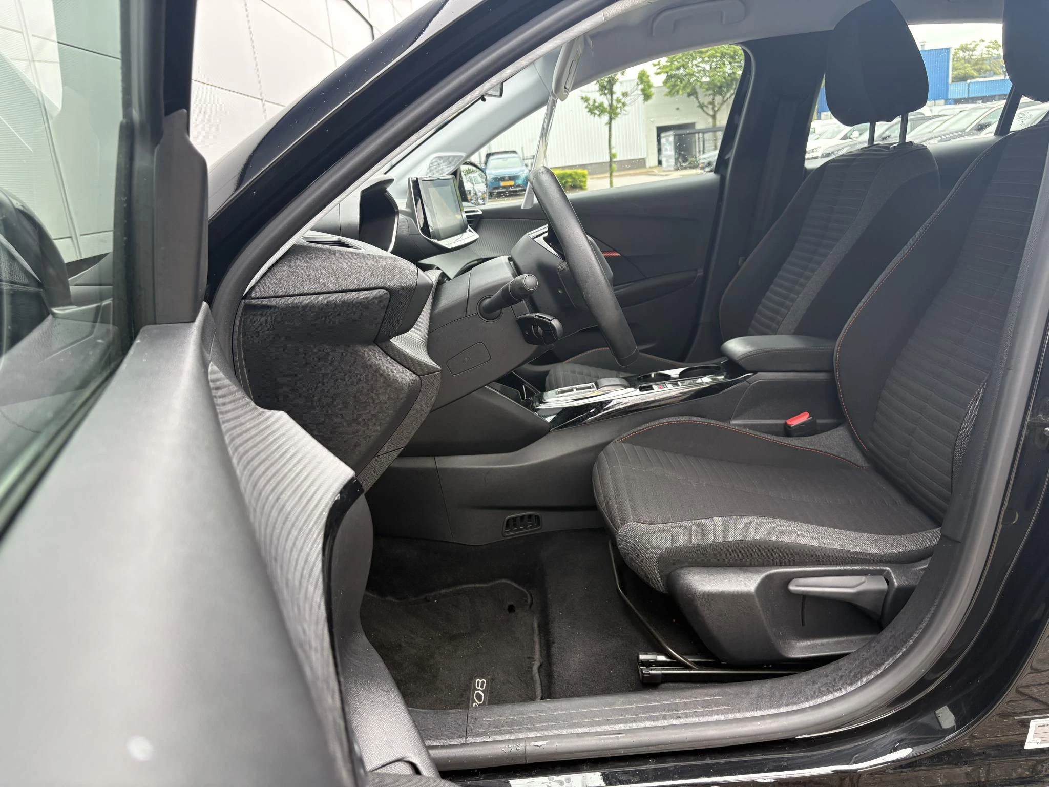 Peugeot-e-208-image-10