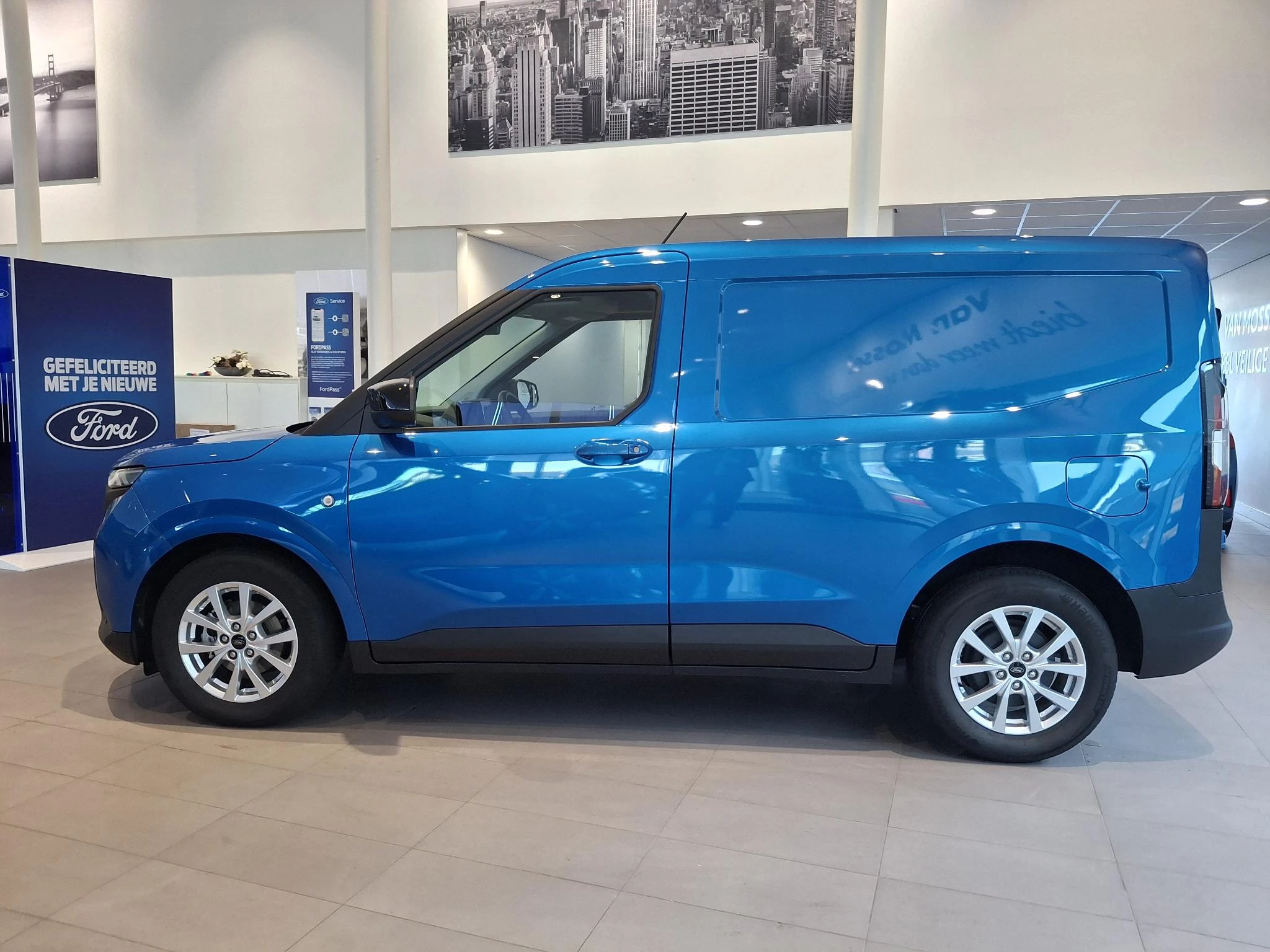Ford-Transit Courier-image-2