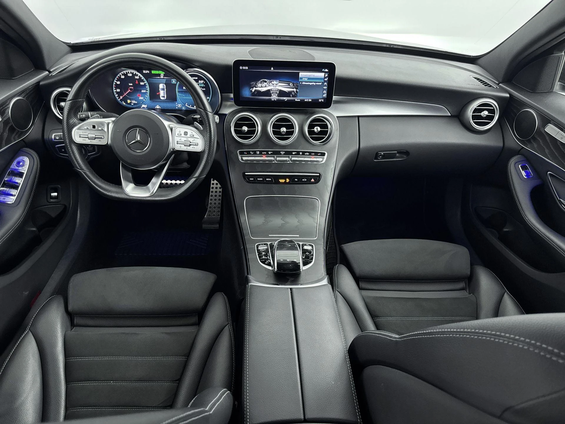 Mercedes-Benz-C-Klasse-image-16