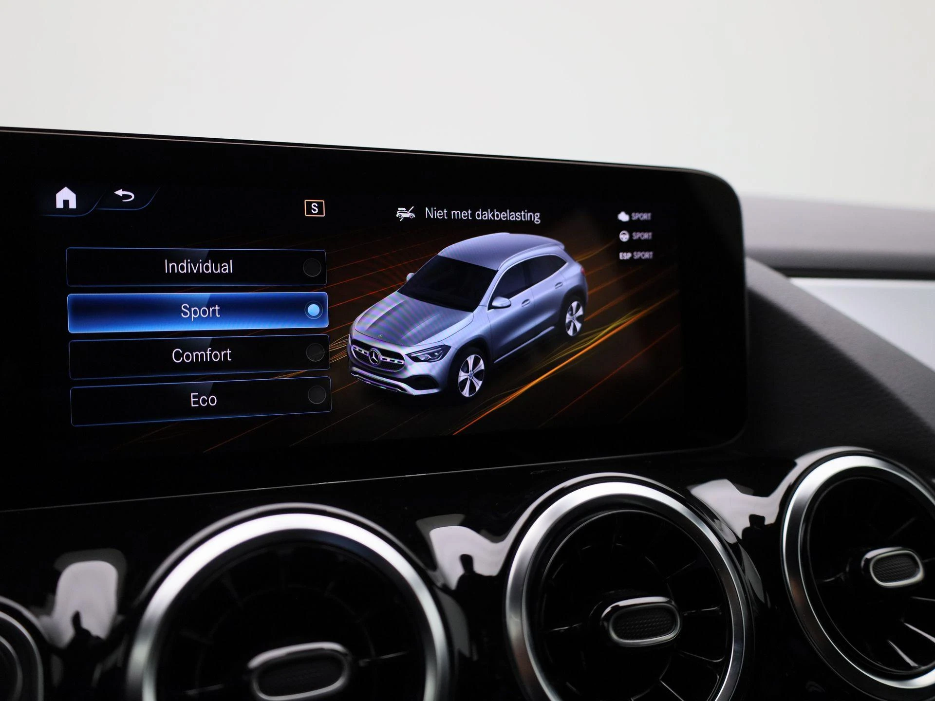 Mercedes-Benz-GLA-image-22