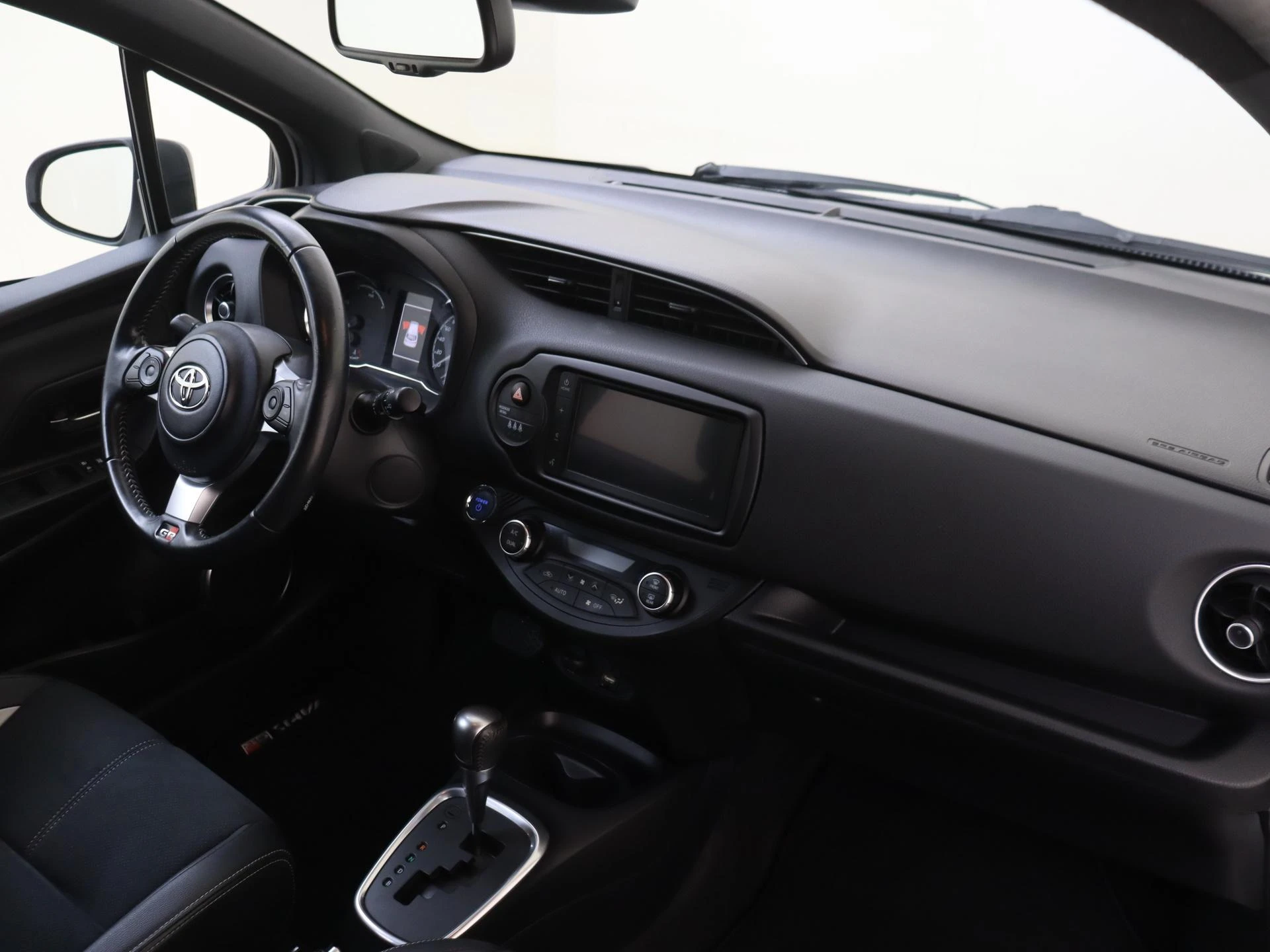 Toyota-Yaris-image-4